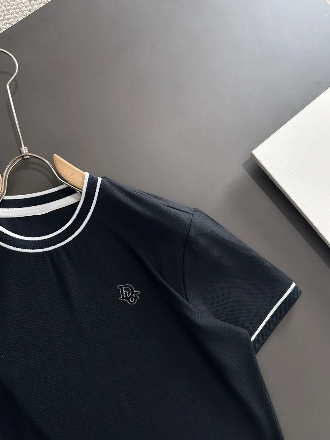 🅿️330 shipped the next day. High version of DIOR/Dior 25ss spring and summer new high-end T-shirt. Made with machines imported from Italy. It is truly the most luxurious and high-quality model that you can wear with your eyes closed. It is combed and heavyweight. The high-strength and high-weight fabric feels substantial when weighed. The upper body is more textured than ordinary T-shirts and is not easy to deform. This texture can cope with the weather. It absorbs sweat and is breathable, suitable for both hot and cold! Perfectly produced with reference to the original stitch and stitch! The loose fit design is super noble. Custom-woven signature ribbed collar, cuffs, and hem. Really rare and rare goods Size: M-XXXL