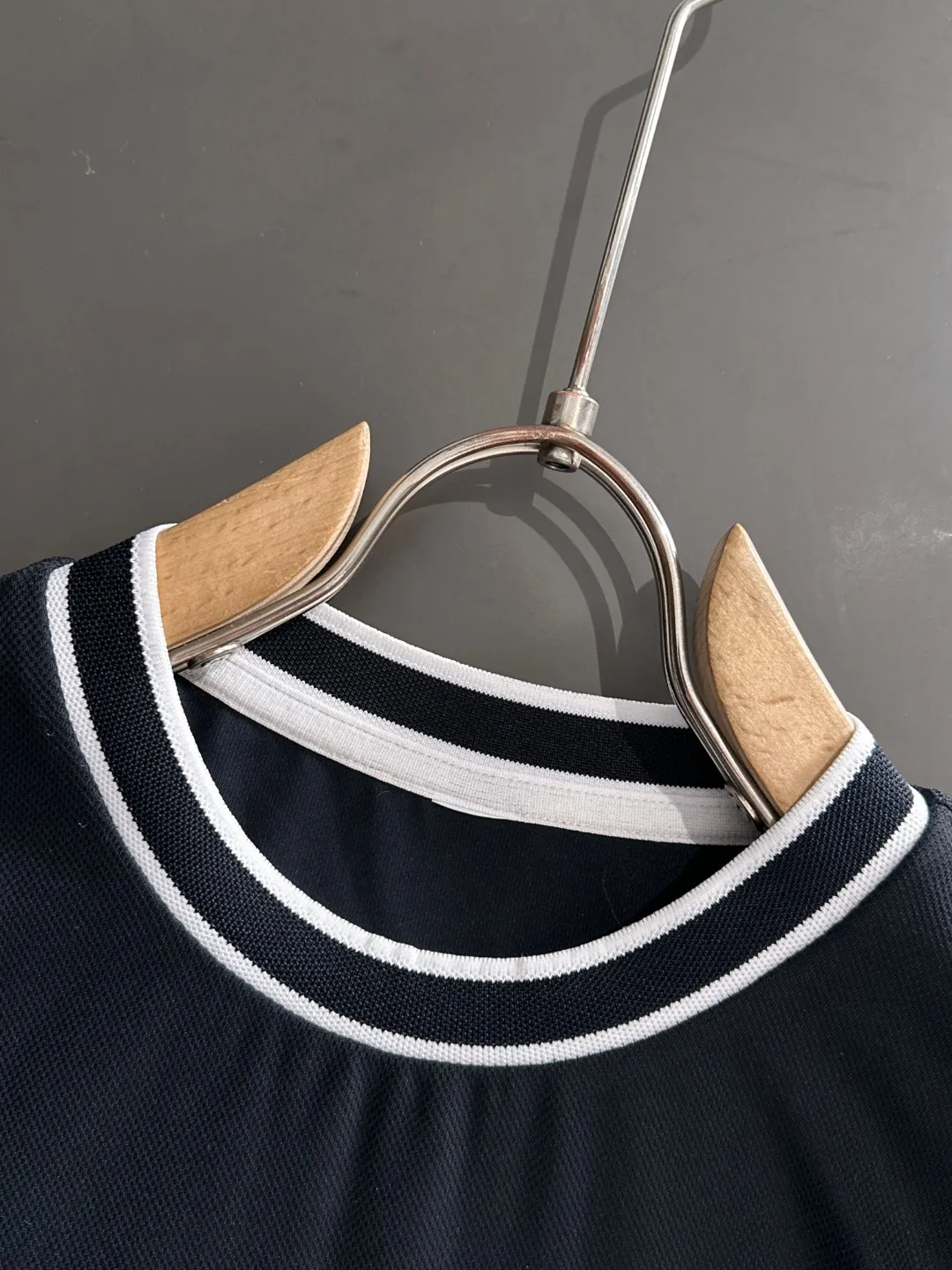 🅿️330 shipped the next day. High version of DIOR/Dior 25ss spring and summer new high-end T-shirt. Made with machines imported from Italy. It is truly the most luxurious and high-quality model that you can wear with your eyes closed. It is combed and heavyweight. The high-strength and high-weight fabric feels substantial when weighed. The upper body is more textured than ordinary T-shirts and is not easy to deform. This texture can cope with the weather. It absorbs sweat and is breathable, suitable for both hot and cold! Perfectly produced with reference to the original stitch and stitch! The loose fit design is super noble. Custom-woven signature ribbed collar, cuffs, and hem. Really rare and rare goods Size: M-XXXL