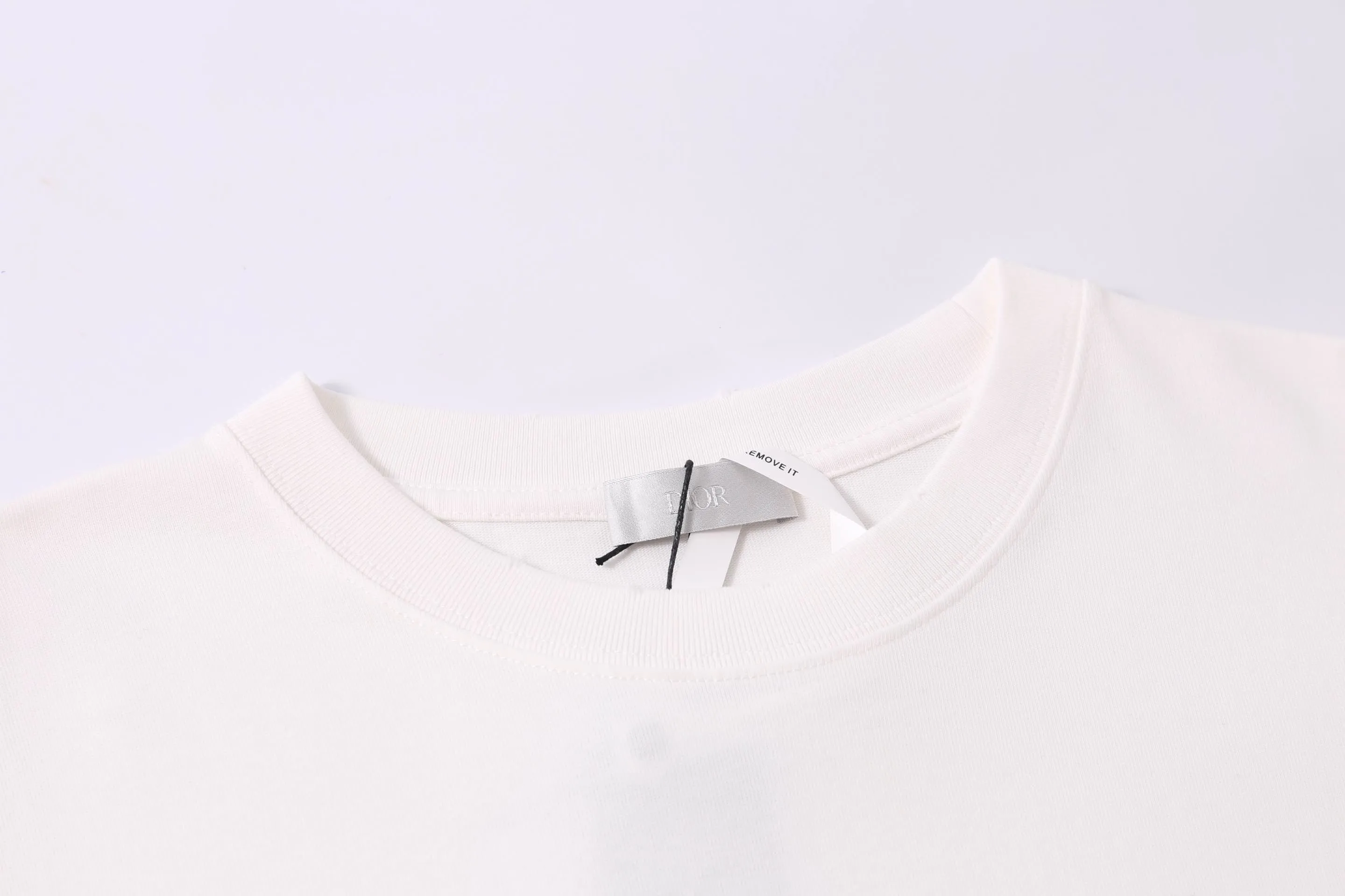 🅿️200 High-quality new CD 25SS early spring new joint series letter Lily of the Valley logo worn short sleeves light luxury essential item for daily commuting for men and women Correct version welcome to compare Detailed features ·320g 100% cotton double yarn jersey fabric ·Custom-dyed in the same vat, 32 pieces of special thickened double-strand 1X1 thread ·Manual hand-printed screen printing lily of the valley letter logo pattern, whole body cut, cuffs edging process, double-needle stitching and cross-stitching process ·Original main mark washed, size xs-l