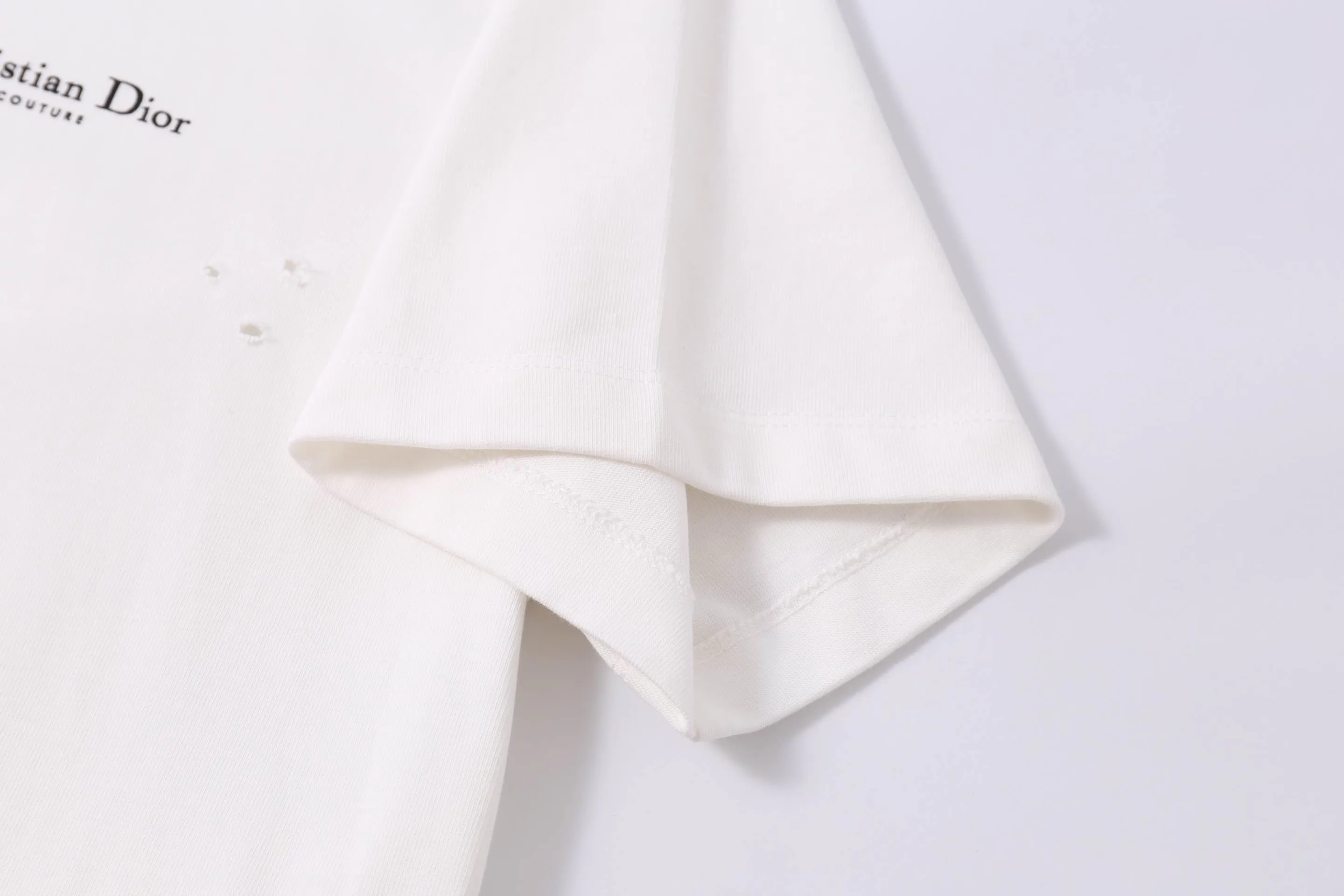🅿️200 High-quality new CD 25SS early spring new joint series letter Lily of the Valley logo worn short sleeves light luxury essential item for daily commuting for men and women Correct version welcome to compare Detailed features ·320g 100% cotton double yarn jersey fabric ·Custom-dyed in the same vat, 32 pieces of special thickened double-strand 1X1 thread ·Manual hand-printed screen printing lily of the valley letter logo pattern, whole body cut, cuffs edging process, double-needle stitching and cross-stitching process ·Original main mark washed, size xs-l