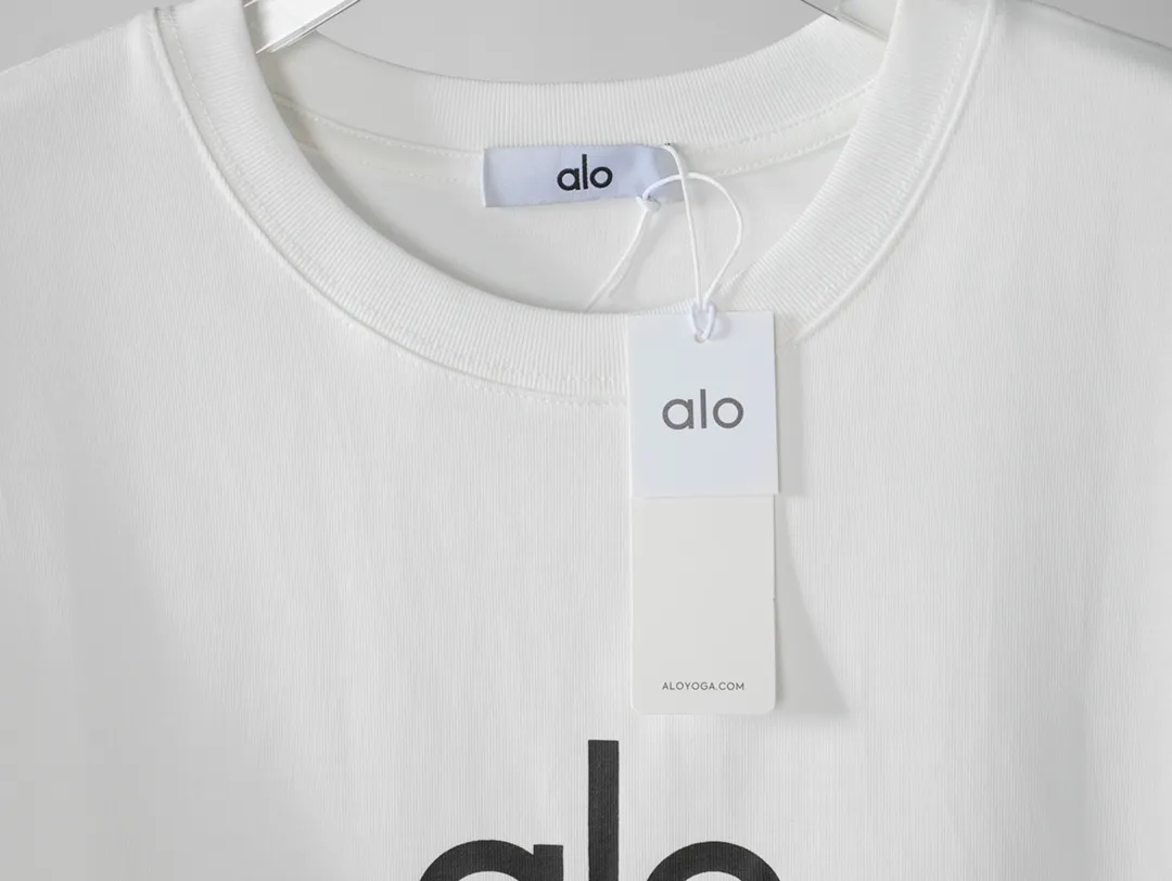 🅿️180 "alo1" Alo 2025ss letter printed logo simple short-sleeved T-shirt. Purchase the original version and develop it. Imported slurry. Can be washed casually without any deformation. Guaranteed not to fade or crack. Fine printing. Made of 280g combed cotton double yarn fabric. Fixed dyeing with 0 color difference. Same cylinder frame thread. 2 washes. Excellent hand feel. Customized original 6 hang tags and a full set of accessories. Invincible details. Distinguish junk version. Only high-end. -Color: white black -Size: xs ~ l