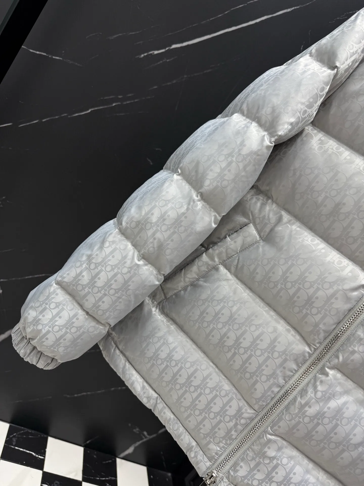 🅿️760 ⬆️Dior 23FW oblique dark pattern presbyopic stand collar down jacket, same style at the counter, popular all the way 🔥presbyopic down jacket is here🤩~ This is a down jacket with ultra-complex craftsmanship, the custom fabric cycle is as long as 50 days, based on the original fabric, laser jacquard makes the whole garment uneven, with a stronger three-dimensional effect, and the 3D effect is more obvious ✨This fabric has a good hand feel, and the dark pattern on the jacket is very low-key. The fabric shows a dark grain luster, and it has extremely high waterproof properties! The real texture is more perfect, custom-woven high-density satin nylon material and dark jacquard weave, simple and refreshing, thick and fluffy, super three-proof fabric, waterproof, stain-proof and dust-proof! ✨ Full-width jacquard LOGO, ultra-high-end luxury and style. The handsomeness and eye-catching index of the upper body are absolutely NO. 1. Fully custom-woven jacquard LOGO technology fabric, high-density polyester fiber. It is a new type of heat-insulating and light-weight fabric. It has a light texture, delicate and soft warmth and breathability. Especially the LOGO jacquard produces different light and dark interweaving under different lights! Full of hidden flower logos, low-key with a touch of expensiveness, the overall shape is not too bloated, windproof and waterproof, it can be called a haven in winter 😍 Simple but not simple, wear it with a wrap in autumn and winter. ✨The interior is filled with 90-fill white goose down, (90% white goose down ➕10% white goose feather) This type of down is full of fluffiness, better thermal insulation, and has no down stalks! Hooded and windproof design, comfortable and warm! The white goose down filled inside is a strong guarantee of warmth and cold resistance. As for the so-called odor gas of down, it is completely worry-free. The upper body is light and full. The down filling is sufficiently balanced to obtain uniform warmth! The upper body is eye-catching. ✨The hardware of the whole garment is made of original 1V1 customized tungsten material. Leather label design, hot melt technology, one-time molding