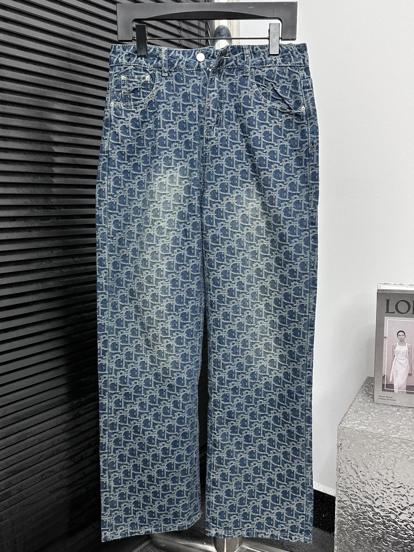 ￼🅿️250 [Dior] Dior all-over print denim trousers. Lazy style, fashionable and versatile. These jeans are really cool with wide legs. They cover the flesh and trim the crotch. Good news for girls with voluptuous muscles. This highly recognizable style has a high rate of return. It will definitely be a popular item this year. Size: XS-L