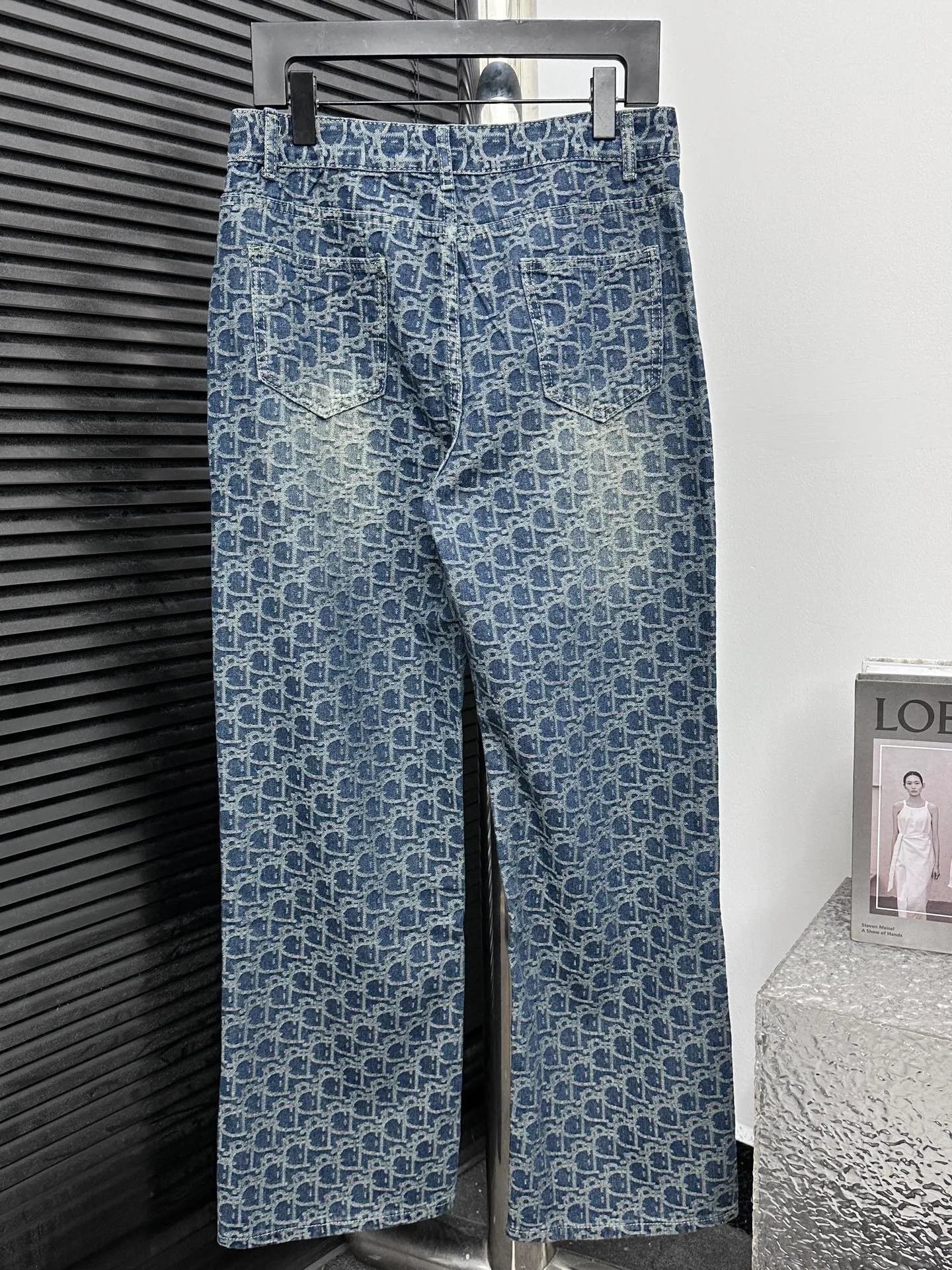 ￼🅿️250 [Dior] Dior all-over print denim trousers. Lazy style, fashionable and versatile. These jeans are really cool with wide legs. They cover the flesh and trim the crotch. Good news for girls with voluptuous muscles. This highly recognizable style has a high rate of return. It will definitely be a popular item this year. Size: XS-L