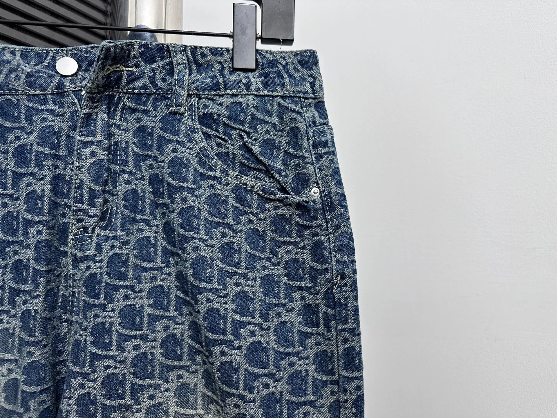 ￼🅿️250 [Dior] Dior all-over print denim trousers. Lazy style, fashionable and versatile. These jeans are really cool with wide legs. They cover the flesh and trim the crotch. Good news for girls with voluptuous muscles. This highly recognizable style has a high rate of return. It will definitely be a popular item this year. Size: XS-L