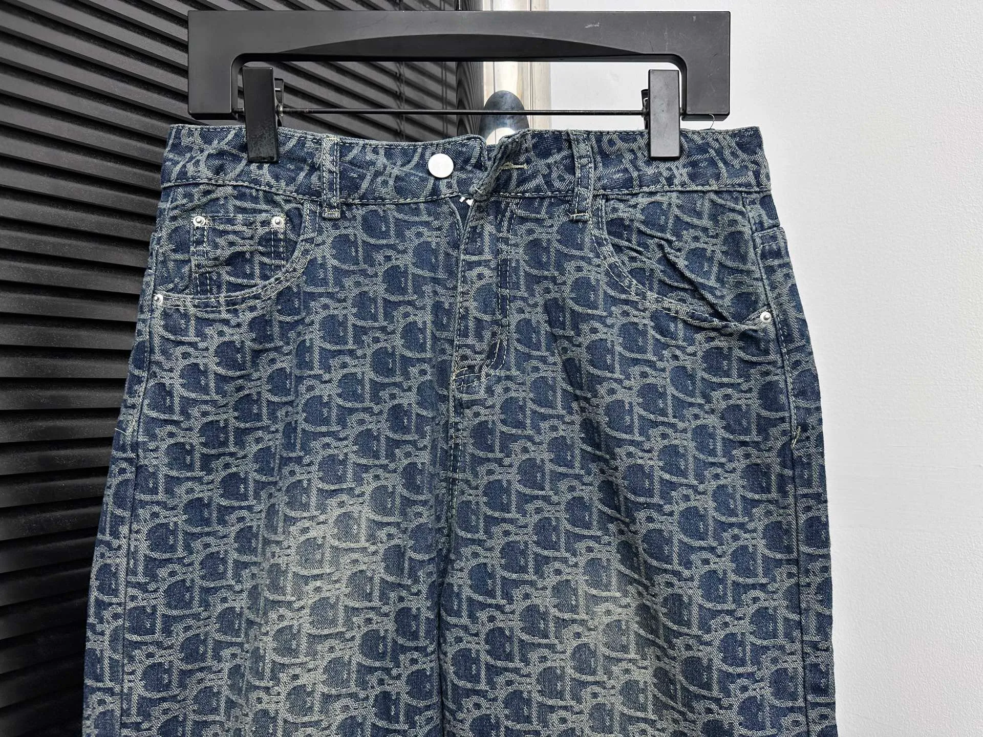 ￼🅿️250 [Dior] Dior all-over print denim trousers. Lazy style, fashionable and versatile. These jeans are really cool with wide legs. They cover the flesh and trim the crotch. Good news for girls with voluptuous muscles. This highly recognizable style has a high rate of return. It will definitely be a popular item this year. Size: XS-L