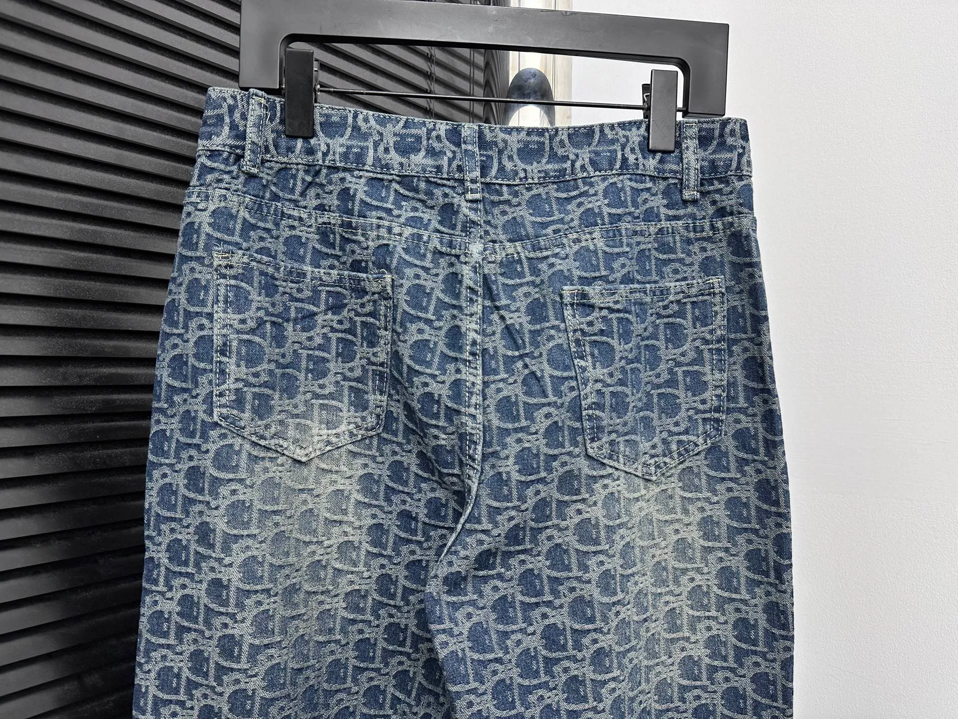 ￼🅿️250 [Dior] Dior all-over print denim trousers. Lazy style, fashionable and versatile. These jeans are really cool with wide legs. They cover the flesh and trim the crotch. Good news for girls with voluptuous muscles. This highly recognizable style has a high rate of return. It will definitely be a popular item this year. Size: XS-L
