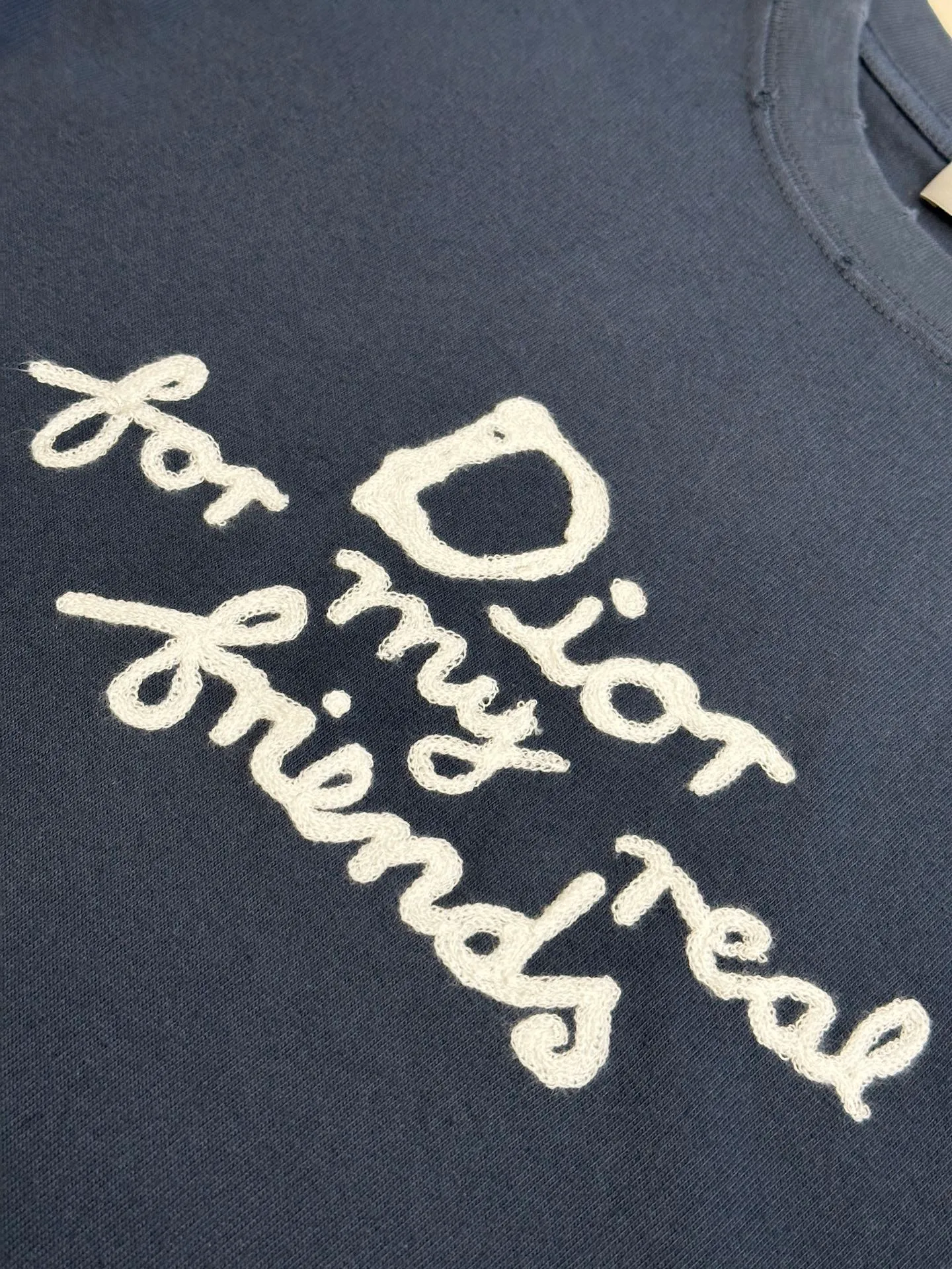 🅿️280 Dior Friends letter embroidered round neck short sleeves are made of pure cotton 12S fine cotton plain weave. The fabric is interwoven with plain weave. The yarns have many buckling points, which makes the fabric have good fastness and wear resistance. The density is moderate, the fabric is thin, flat and stiff. It has good breathability, is softer, more delicate, and has better gloss.  The joint series logo is chain embroidery. Chain embroidery is named because the visual effect of the embroidery is like a chain. The shape is like the links on the chain. It is commonly known as chain embroidery and also called chain eye embroidery. Follow the chain stitch stitch method and embroider from right to left. Maintain the tension of the embroidery thread and the uniformity of the stitches to ensure the three-dimensionality and exquisiteness of the embroidery. It combines the stitching method of chain embroidery with the material of fine wool to create embroidery with chain-like texture and three-dimensional effect.  The whole piece is designed with washed holes and irregular openings all over the body. The simple garments have a rebellious and destructive design. The stone grinding washing process locates the holes, and the ready-to-wear products use the stone grinding machine laser positioning to manually destroy the wear effect. Every wear and tear is made by hand, so that the natural wear and tear of the fabric achieves the most harmonious visual effect. After being washed by stone grinding, it can show a rich retro atmosphere.  The standard round neck and short-sleeved version has a rounded arc neckline, which is suitable for various face shapes and body shapes; the sleeve length is moderate and ends just above the elbow, showing a smart and neat image. The slim fit can show off the wearer's body curves without sacrificing comfort. The collar, cuffs, hem and other parts are all sewn with fine double-needle stitching.  size：xs s m l