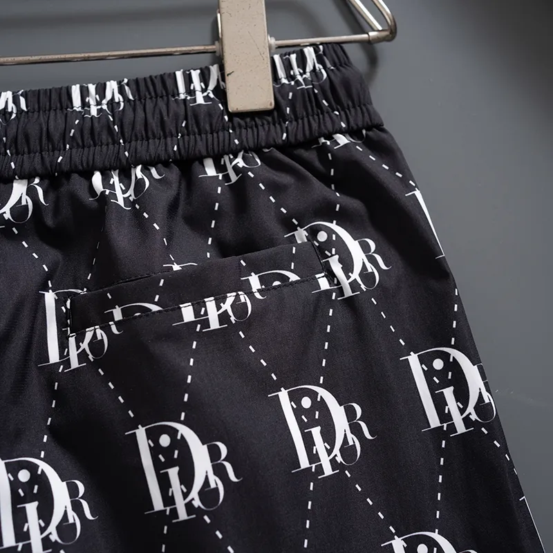 🅿️130 #V2510 [Restock all year round] Dior 2025 latest style shorts and beach shorts, a must-have for beach travel, high-order original hardware! The upper body effect is super positive, and the leg lines are fully highlighted. The texture of imported quick-drying fabrics is tight and delicate, and the panoramic high-definition logo design makes the upper body very comfortable and stylish. It is also extremely practical and versatile. It is worth buying! Color: Black Size: M L XL XXL 3XL