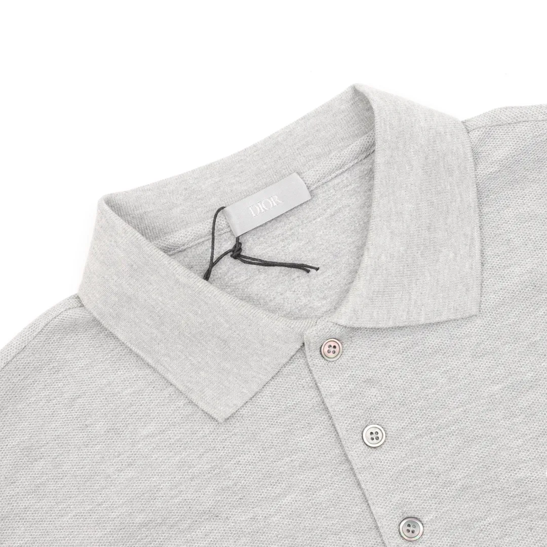 🅿️270 DIOR CD four-color cursive embroidered letters short-sleeved POLO shirt. Original customized 200g cotton khaki fabric, thread dyed to match the original. The imported machine embroidery process makes the letter logo show a delicate and exquisite effect, enhancing the decorative effect. Use an embroidery machine to embroider the designed letter logo onto the patch. Upright and stylish upper body Color: black, white, navy blue, floral gray Size: S-L