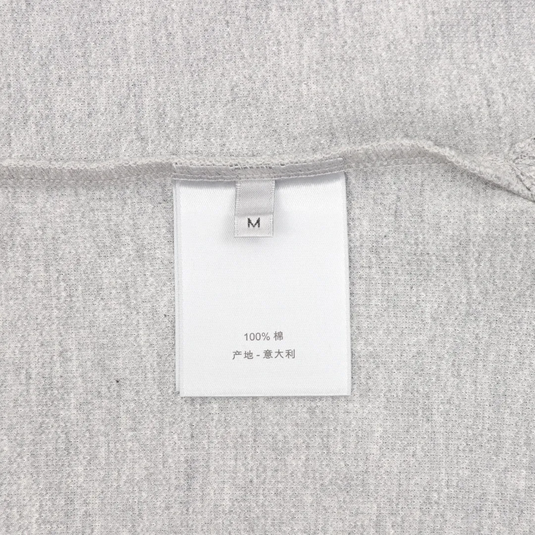 🅿️270 DIOR CD four-color cursive embroidered letters short-sleeved POLO shirt. Original customized 200g cotton khaki fabric, thread dyed to match the original. The imported machine embroidery process makes the letter logo show a delicate and exquisite effect, enhancing the decorative effect. Use an embroidery machine to embroider the designed letter logo onto the patch. Upright and stylish upper body Color: black, white, navy blue, floral gray Size: S-L