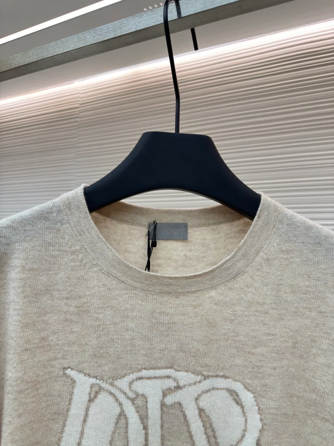 Dior monogram jacquard pullover ●Original version: Purchased and developed for 15500 ●Item number: 1680704-B05 ●Fabric: cashmere fabric ●Technology: jacquard production ●Version: fitted version ●Weight: about 285 grams ●Size: XS-S-M-L ●Description: Made of beige sheep wool and cashmere blended jersey fabric. The sheep wool is soft and skin-friendly, and is super comfortable to wear next to the body. The delicate and high-quality texture makes the sweater feel silky and smooth, with a natural luster! The plain knitting process makes the texture of the sweater even and tight; the contrasting logo pattern on the chest is full and even in color, forming the right contrast with the light beige background. It is eye-catching but not too ostentatious. It is firmly attached to the fabric and its smooth texture can be felt when you touch it. It uses high-quality printing technology and ink. The overall wiring is straight and delicate, the fabric is comfortable and soft, and the color is consistent without color difference. It can be matched with the same style to create a fashionable look and control various occasions. Customized accessories, complete with three standards, same style for men and women!