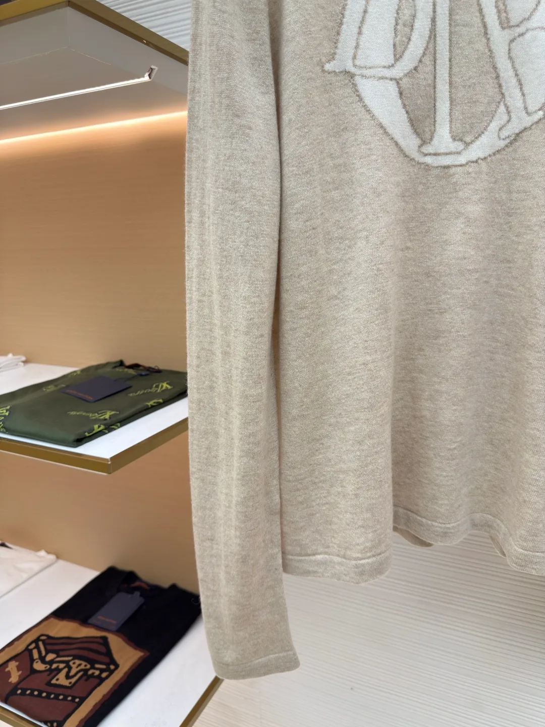 Dior monogram jacquard pullover ●Original version: Purchased and developed for 15500 ●Item number: 1680704-B05 ●Fabric: cashmere fabric ●Technology: jacquard production ●Version: fitted version ●Weight: about 285 grams ●Size: XS-S-M-L ●Description: Made of beige sheep wool and cashmere blended jersey fabric. The sheep wool is soft and skin-friendly, and is super comfortable to wear next to the body. The delicate and high-quality texture makes the sweater feel silky and smooth, with a natural luster! The plain knitting process makes the texture of the sweater even and tight; the contrasting logo pattern on the chest is full and even in color, forming the right contrast with the light beige background. It is eye-catching but not too ostentatious. It is firmly attached to the fabric and its smooth texture can be felt when you touch it. It uses high-quality printing technology and ink. The overall wiring is straight and delicate, the fabric is comfortable and soft, and the color is consistent without color difference. It can be matched with the same style to create a fashionable look and control various occasions. Customized accessories, complete with three standards, same style for men and women!