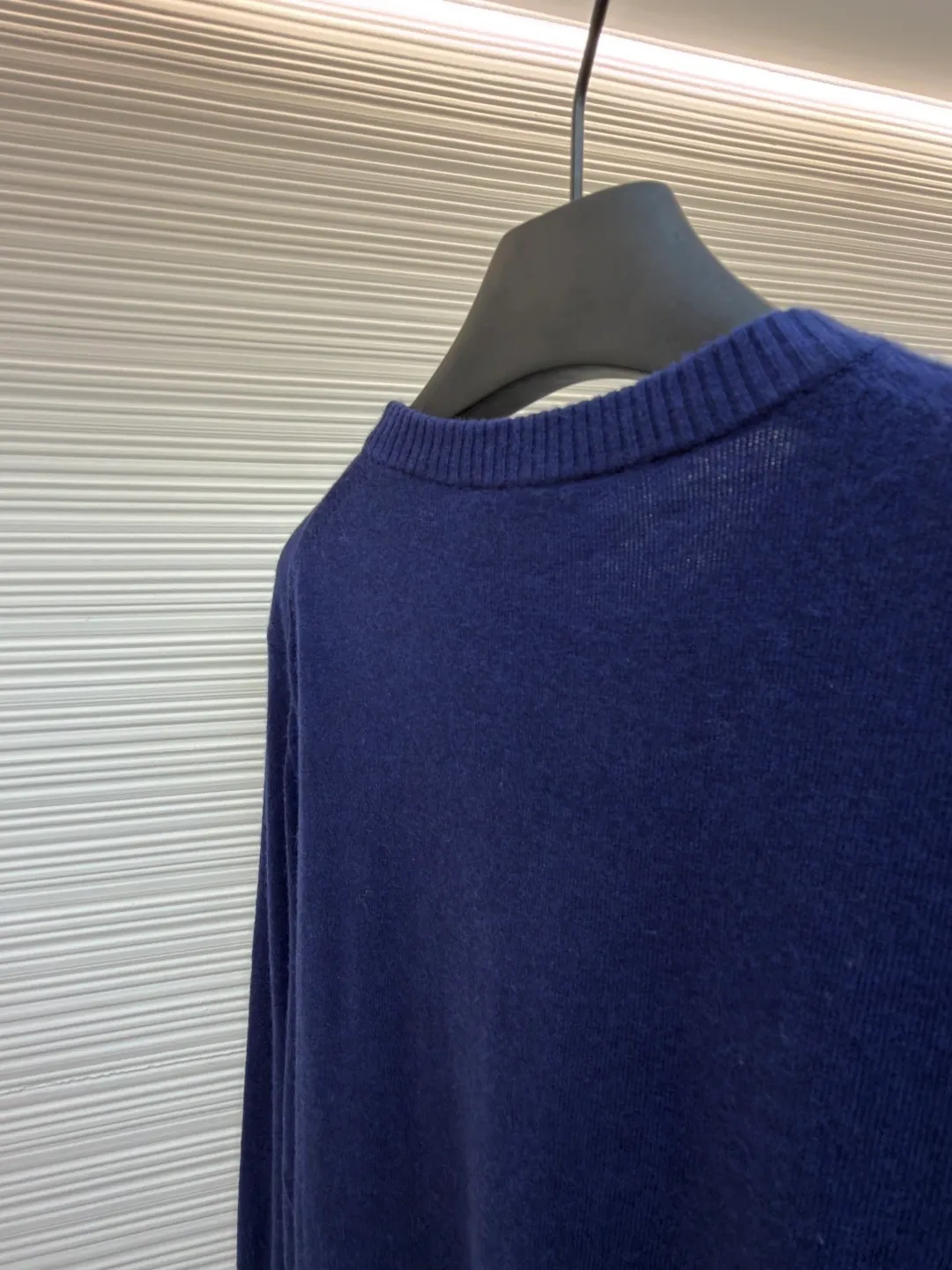Dior 1947 embroidered bottoming sweater ●Original version: 14,000 purchased and developed ●Item number: 1681272-B05 ●Fabric: wool blended fabric ●Technology: embroidery production ●Color: blue ●Version: fitted version ●Weight: about 280 grams ●Size: XS-S-M-L ●Description: The original version was purchased from the official website for coloring [1:1 coloring and final dyeing]. The color similarity is as high as 95% or more. The wool material is customized [Zhenpin Cashmere]; the main advantages of cashmere are: [Delicate and soft]: High quality The cashmere fiber [average fineness is below 15.5 microns] (higher than 95% of similar levels), which is finer than the finest wool, and finer than other fibers such as mohair, alpaca, camel hair, etc.; because of its fineness, it will It is soft, and when you wear it next to your body, you will feel your whole body being kissed and touched by it, and relax; [Cashmere is a very warm material], maybe chemical fiber thermal underwear9 is also warm, but the warmth of cashmere is different, it is warm, fiber The curves and turns of the fibers form a layer of warm air that surrounds you, [light and soft but not stuffy]. Different grades of cashmere have different feelings, and the touch is quite different; even if cashmere is everywhere in the streets, high-standard cashmere is still in the minority. [Skin-friendly and smooth]: The overall wiring is straight and delicate, the fabric is comfortable and soft, and the color is consistent without color difference. It can be matched with the same style to create a fashionable look and control various occasions. Customized accessories, complete with three standards, same style for men and women!