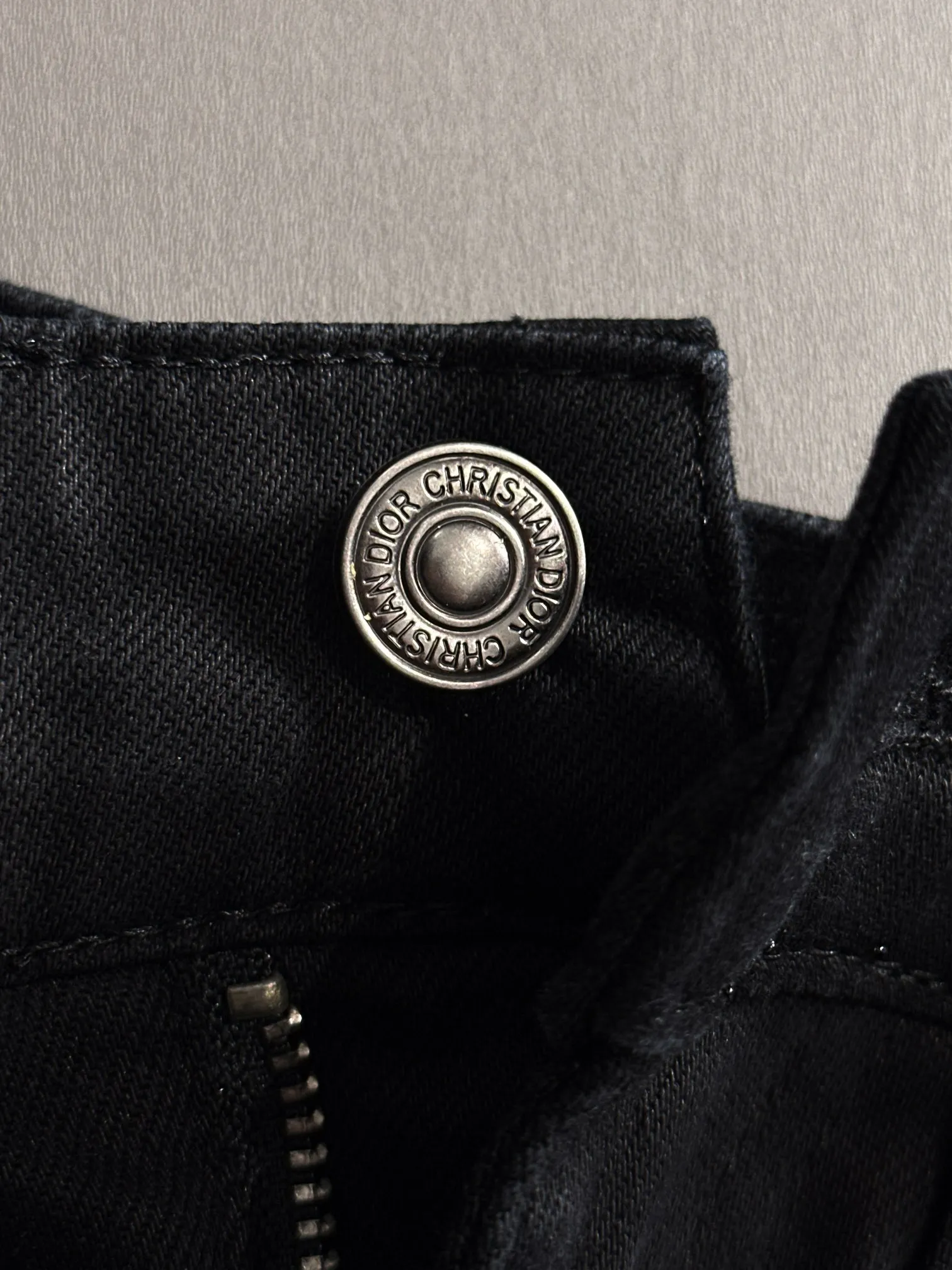 🅿️380 Dior 2025 four-season slim-fit jeans trousers are woven from imported Japanese Denim plain cotton denim fabrics. They are complete with three standards, simple yet elegant, soft, delicate and comfortable, and the upper body is versatile and fashionable! Light luxury, a must-have item for daily commuting! Code number: 28-38 (please state your height and weight when placing an order)