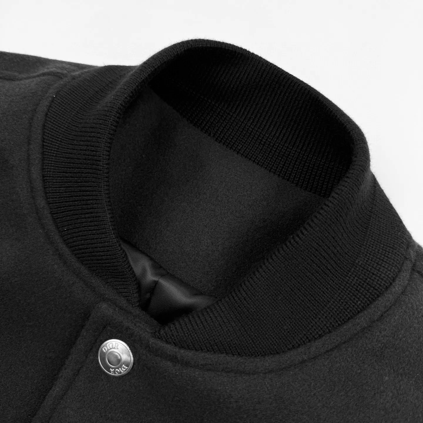 🅿️630 [Exclusive supply] CD Christian letter embroidered baseball jacket, originally purchased and developed for RMB 32,000. The fabric is made of customized velvet fabric, luxurious cowhide suede and Dior Logo rayon jacquard lining. It is smooth and delicate, comfortable and close to the skin. It is as smooth as silk. It is decorated with Christian Dior Tag embroidery. It is inspired by American college style. It is paired with tonal sheep leather sleeves to easily outline the graceful figure of the wearer. A double feast of fashion and quality, high-end temperament and elegance, defining extraordinary taste. Adopt imported machine embroidery technology, use advanced computer control system and precision mechanical components to achieve Christian Dior Tag embroidery work with high precision and smooth and delicate lines. Template machine bag opening The preset template guides the position, shape and size of the bag opening. The accuracy ensures the quality of the bag opening effect. The fabrics have been washed to give them a better feel and texture. They are not easy to deform, shrink or fade, and maintain their long-lasting beauty. Size:48-50-52-54