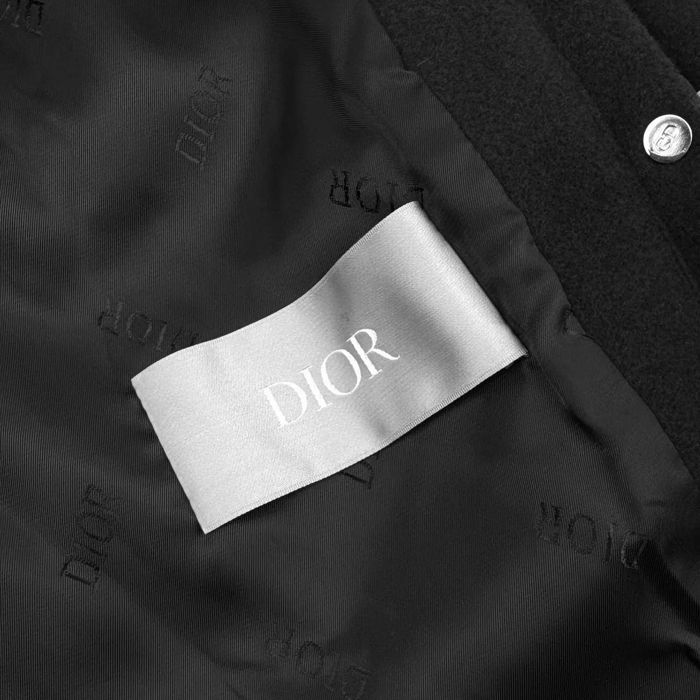 🅿️630 [Exclusive supply] CD Christian letter embroidered baseball jacket, originally purchased and developed for RMB 32,000. The fabric is made of customized velvet fabric, luxurious cowhide suede and Dior Logo rayon jacquard lining. It is smooth and delicate, comfortable and close to the skin. It is as smooth as silk. It is decorated with Christian Dior Tag embroidery. It is inspired by American college style. It is paired with tonal sheep leather sleeves to easily outline the graceful figure of the wearer. A double feast of fashion and quality, high-end temperament and elegance, defining extraordinary taste. Adopt imported machine embroidery technology, use advanced computer control system and precision mechanical components to achieve Christian Dior Tag embroidery work with high precision and smooth and delicate lines. Template machine bag opening The preset template guides the position, shape and size of the bag opening. The accuracy ensures the quality of the bag opening effect. The fabrics have been washed to give them a better feel and texture. They are not easy to deform, shrink or fade, and maintain their long-lasting beauty. Size:48-50-52-54