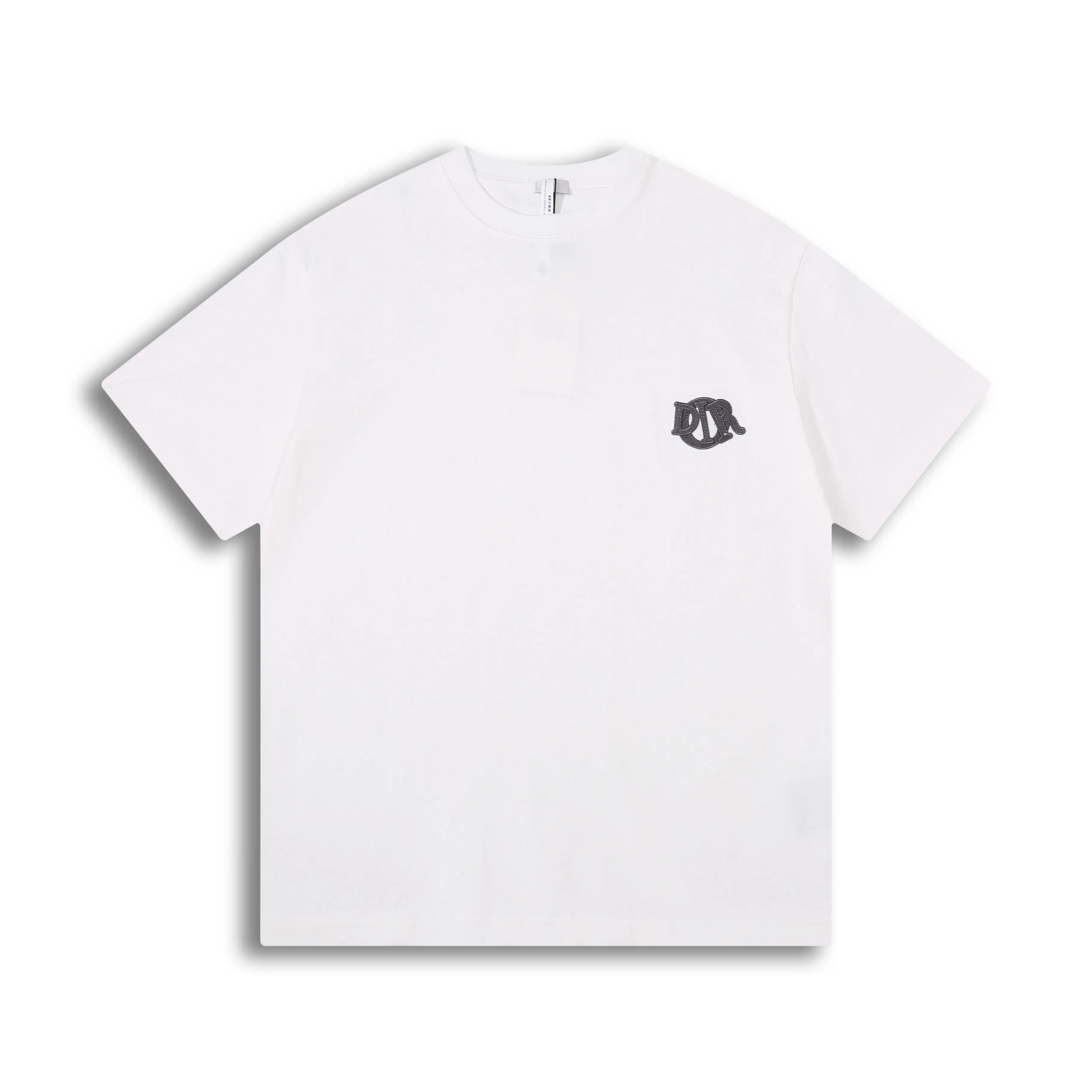 🅿️190 Correct version of high quality Dio* new chapter patch short-sleeved T-shirt. The fabric is made of 32s double yarn cotton plain weave. Matching 21s double yarn horizontal machine woven rib. Hand-made high-temperature pen on the front to mark the letter position. Flat car affixing the seal. The seal is made of water-soluble silk material as the base. Polyester mercerized embroidery thread. Three-dimensional hemming embroidery. SIZE: XS S M L