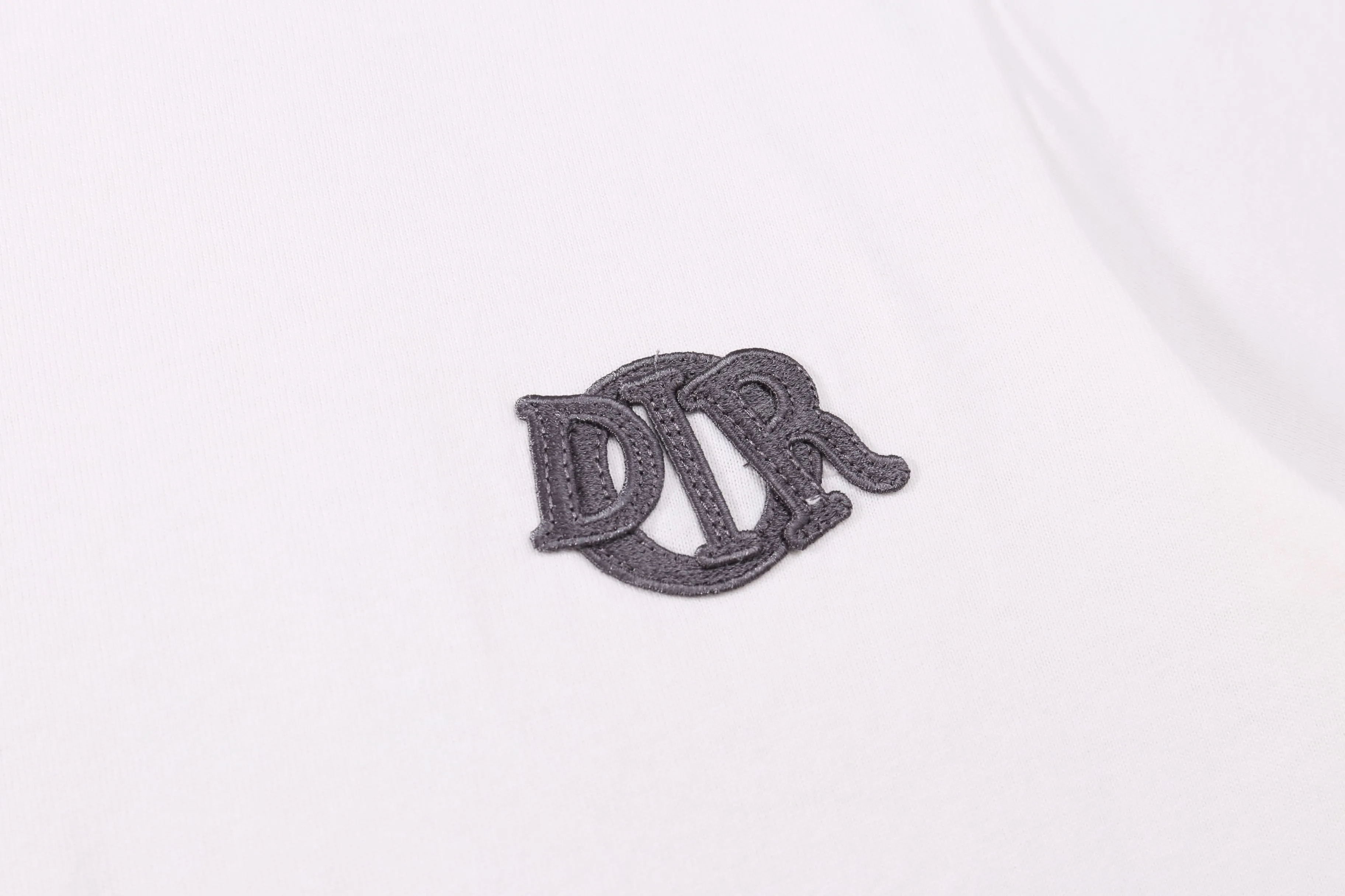 🅿️190 Correct version of high quality Dio* new chapter patch short-sleeved T-shirt. The fabric is made of 32s double yarn cotton plain weave. Matching 21s double yarn horizontal machine woven rib. Hand-made high-temperature pen on the front to mark the letter position. Flat car affixing the seal. The seal is made of water-soluble silk material as the base. Polyester mercerized embroidery thread. Three-dimensional hemming embroidery. SIZE: XS S M L