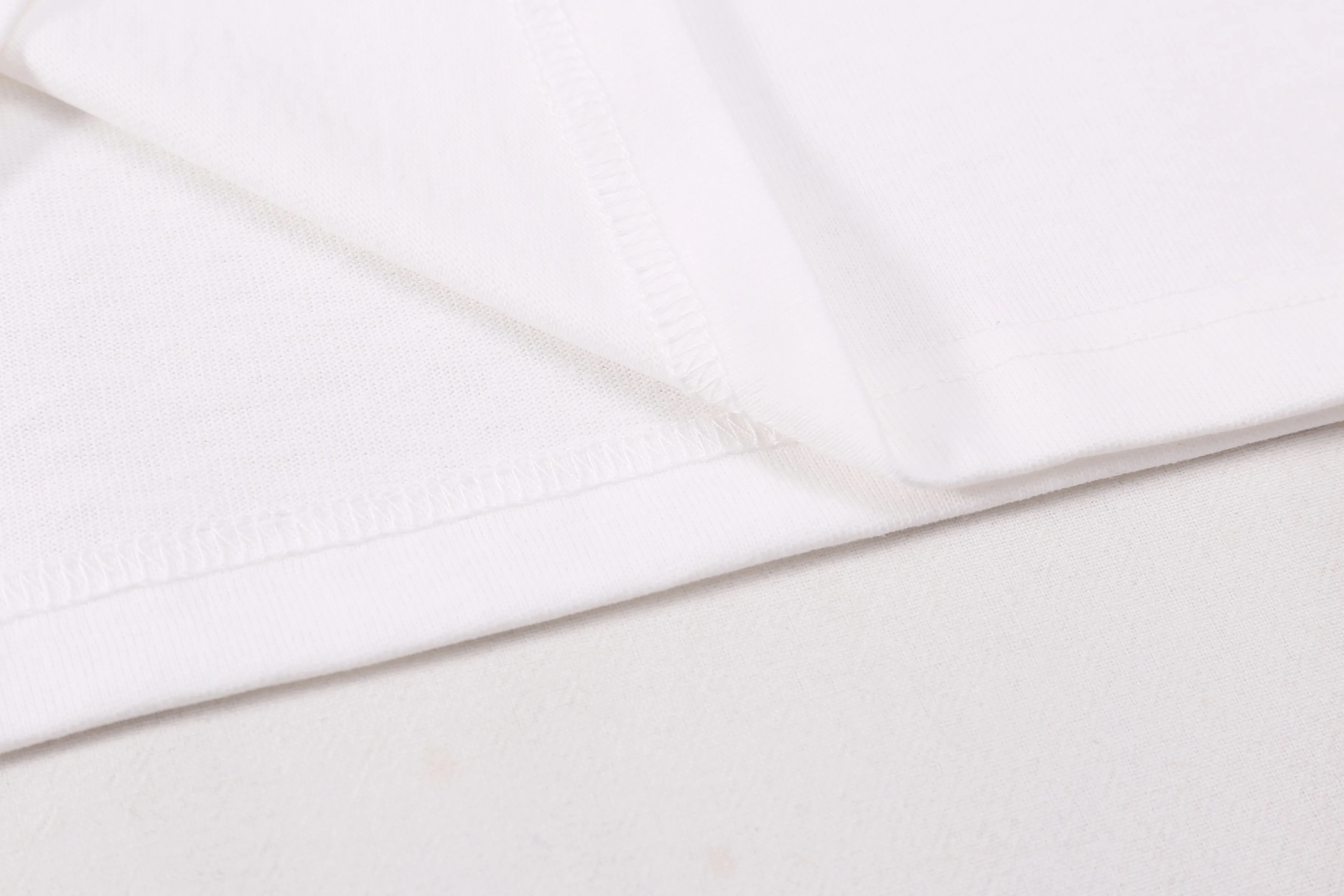 🅿️190 Correct version of high quality Dio* new chapter patch short-sleeved T-shirt. The fabric is made of 32s double yarn cotton plain weave. Matching 21s double yarn horizontal machine woven rib. Hand-made high-temperature pen on the front to mark the letter position. Flat car affixing the seal. The seal is made of water-soluble silk material as the base. Polyester mercerized embroidery thread. Three-dimensional hemming embroidery. SIZE: XS S M L