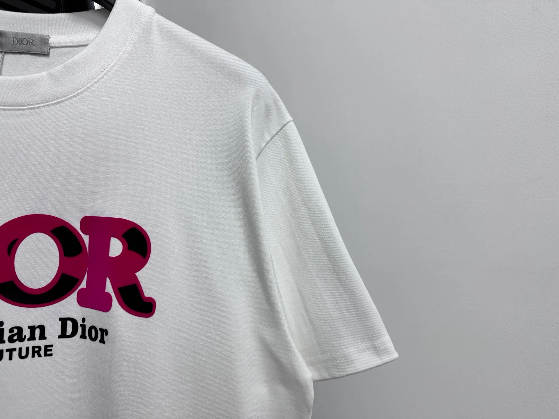 🅿️170 [DIOR] Dior 25ss new round neck T-shirt is made of 280 grams of pure cotton fabric, comfortable and breathable, flocked offset printing lamination process, font three-dimensional artistic effect, smooth and smooth lines, high wash fastness. Created by the fusion of top elements, both upper body comfort is unparalleled, interpreting your luxury and taste, and creating your fashionable charm. Same style for men and women. Size: S-XL