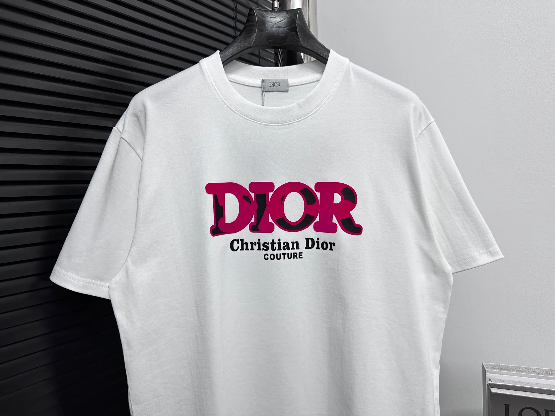 🅿️170 [DIOR] Dior 25ss new round neck T-shirt is made of 280 grams of pure cotton fabric, comfortable and breathable, flocked offset printing lamination process, font three-dimensional artistic effect, smooth and smooth lines, high wash fastness. Created by the fusion of top elements, both upper body comfort is unparalleled, interpreting your luxury and taste, and creating your fashionable charm. Same style for men and women. Size: S-XL
