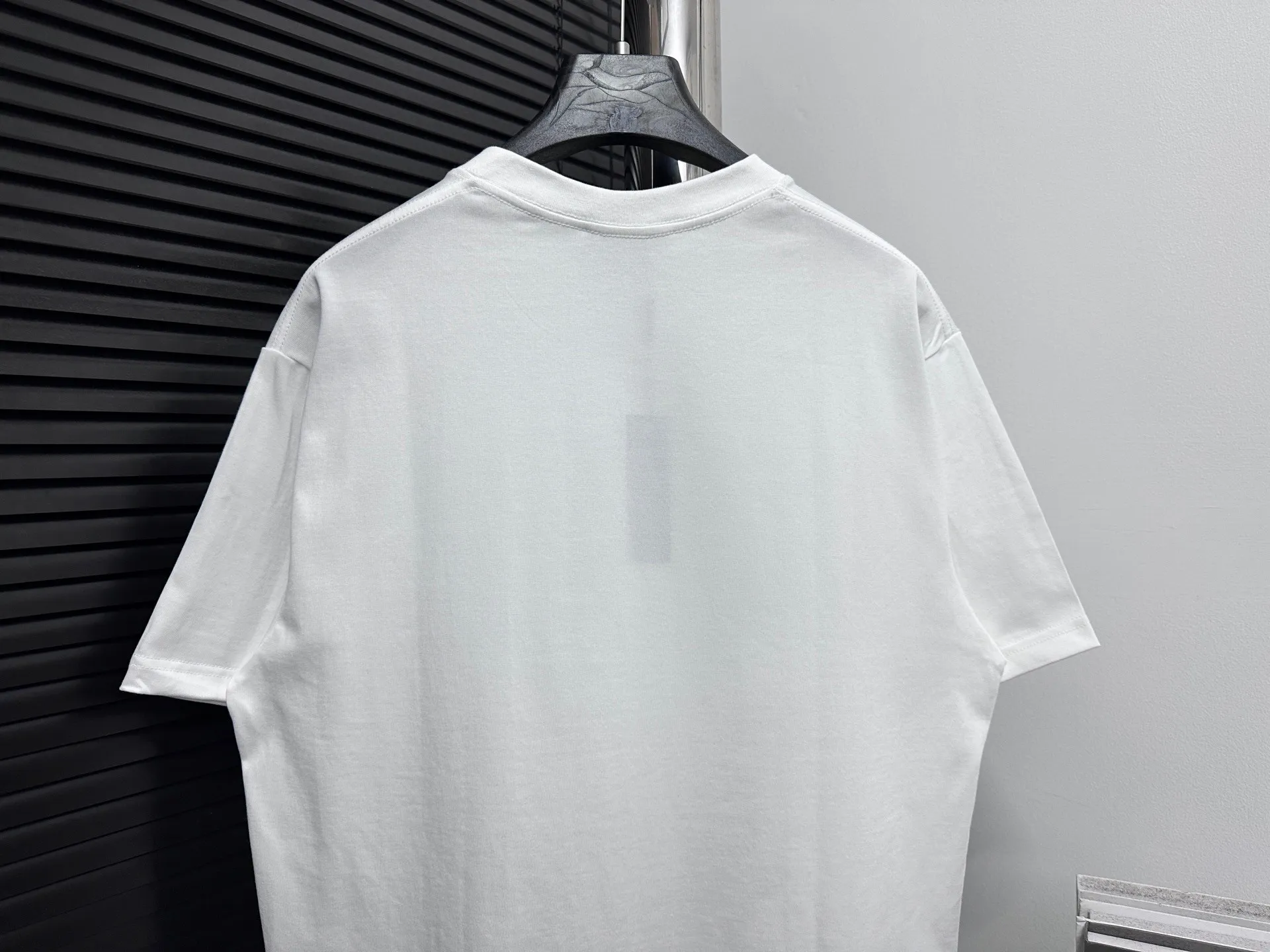 🅿️170 [DIOR] Dior 25ss new round neck T-shirt is made of 280 grams of pure cotton fabric, comfortable and breathable, flocked offset printing lamination process, font three-dimensional artistic effect, smooth and smooth lines, high wash fastness. Created by the fusion of top elements, both upper body comfort is unparalleled, interpreting your luxury and taste, and creating your fashionable charm. Same style for men and women. Size: S-XL