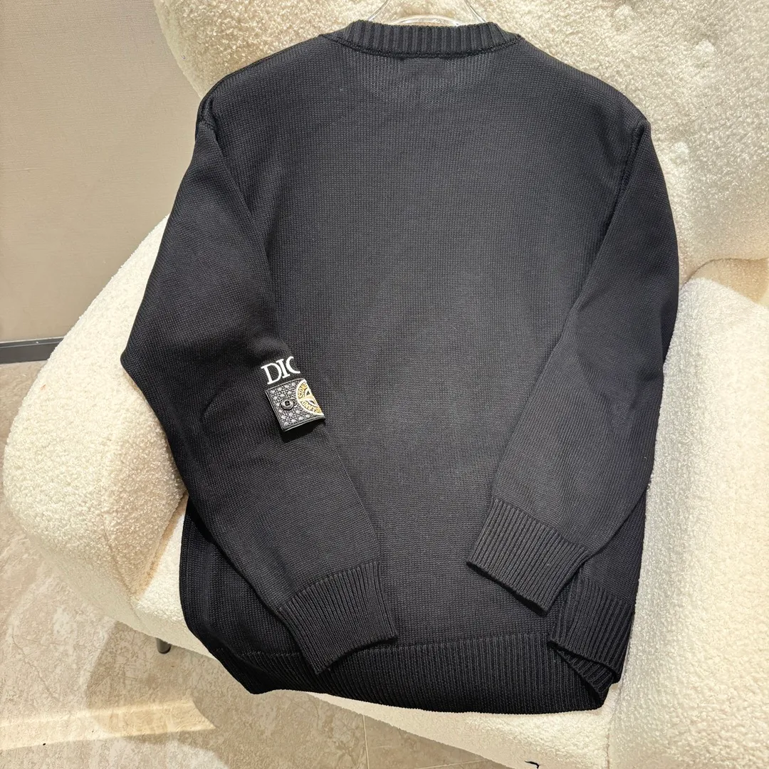 🅿️380 DIOR Dior Dior stone co-branded embroidered round neck knitted pullover. Purchased and patterned by YB. Made of customized cotton wool. The weight is 600g. The fabric is custom-woven and dyed. The lining is made of fleece shearing and ironing. It is equipped with 21s double yarn 1*1 cotton rootless thread. The front logo is embroidered with a Tajima embroidery machine imported from Japan. The surface of the rayon thread is padded with a rubber film and is embroidered with three-dimensional overlocking. The wavy edge of the front panel is made with a special pattern machine. 6 strands of thick cotton thread are stitched and hemmed. The threads of the hem and cuffs are made of 21s combed cotton yarn dyed in the same color. 12-cylinder horizontal loom double-threaded needle-binding single-thread jacquard. It can be matched with bottoms of the same season to create a fashionable look. It can be used in various occasions. Customized accessories. Complete three standards. Same style for men and women.