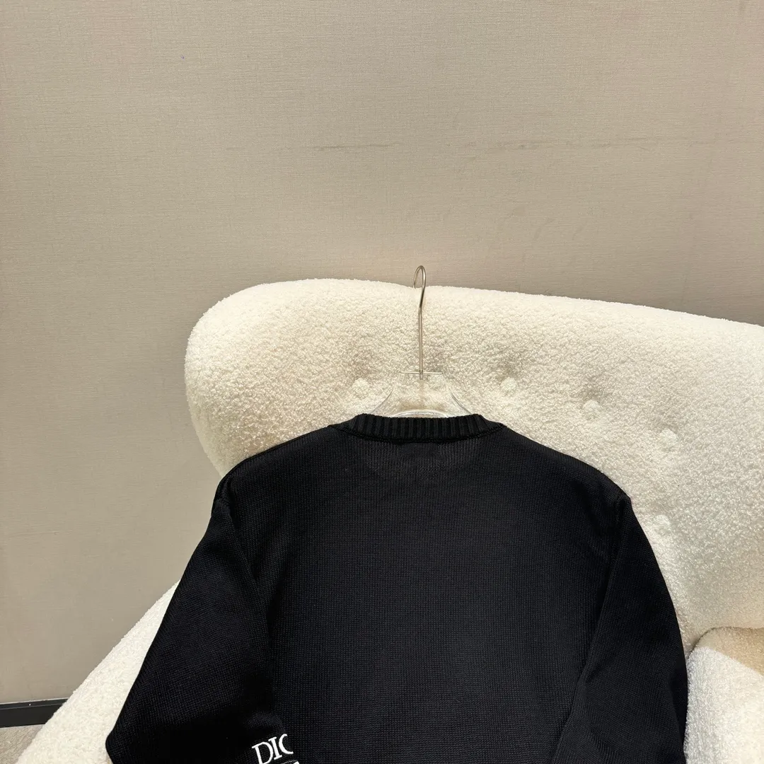 🅿️380 DIOR Dior Dior stone co-branded embroidered round neck knitted pullover. Purchased and patterned by YB. Made of customized cotton wool. The weight is 600g. The fabric is custom-woven and dyed. The lining is made of fleece shearing and ironing. It is equipped with 21s double yarn 1*1 cotton rootless thread. The front logo is embroidered with a Tajima embroidery machine imported from Japan. The surface of the rayon thread is padded with a rubber film and is embroidered with three-dimensional overlocking. The wavy edge of the front panel is made with a special pattern machine. 6 strands of thick cotton thread are stitched and hemmed. The threads of the hem and cuffs are made of 21s combed cotton yarn dyed in the same color. 12-cylinder horizontal loom double-threaded needle-binding single-thread jacquard. It can be matched with bottoms of the same season to create a fashionable look. It can be used in various occasions. Customized accessories. Complete three standards. Same style for men and women.