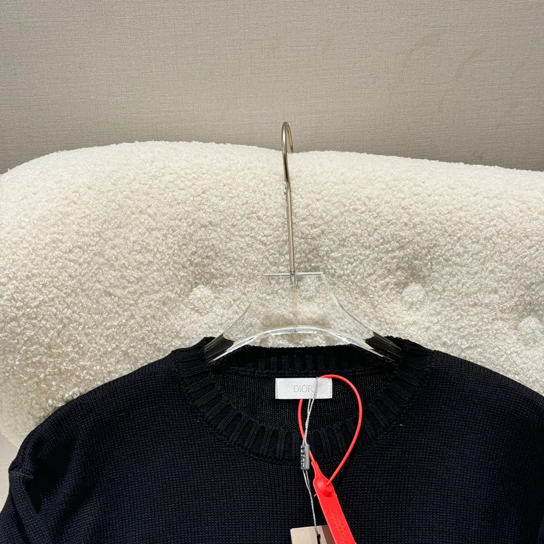 🅿️380 DIOR Dior Dior stone co-branded embroidered round neck knitted pullover. Purchased and patterned by YB. Made of customized cotton wool. The weight is 600g. The fabric is custom-woven and dyed. The lining is made of fleece shearing and ironing. It is equipped with 21s double yarn 1*1 cotton rootless thread. The front logo is embroidered with a Tajima embroidery machine imported from Japan. The surface of the rayon thread is padded with a rubber film and is embroidered with three-dimensional overlocking. The wavy edge of the front panel is made with a special pattern machine. 6 strands of thick cotton thread are stitched and hemmed. The threads of the hem and cuffs are made of 21s combed cotton yarn dyed in the same color. 12-cylinder horizontal loom double-threaded needle-binding single-thread jacquard. It can be matched with bottoms of the same season to create a fashionable look. It can be used in various occasions. Customized accessories. Complete three standards. Same style for men and women.