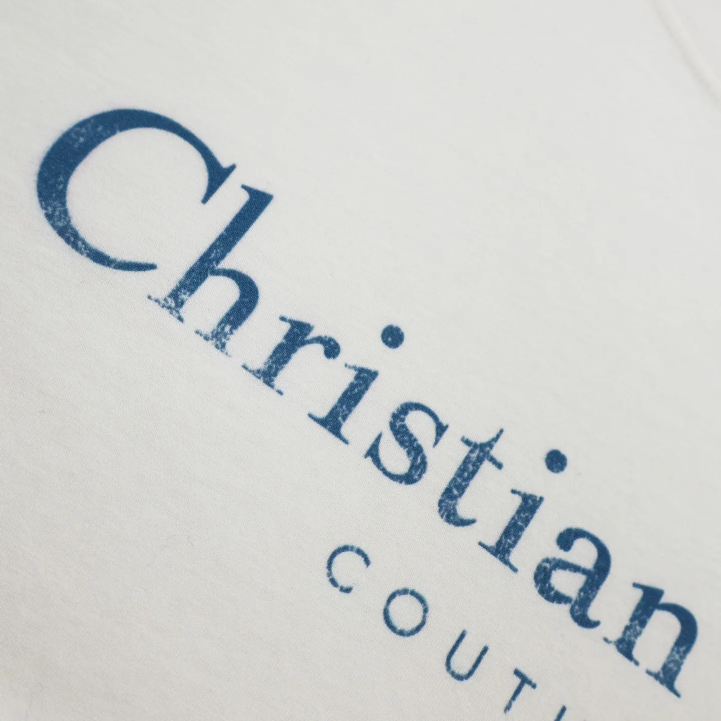 🅿️260 exclusive supply] CD distressed printed short-sleeves (white) originally purchased at 7700, made of 10S encrypted and reinforced 250G cotton and linen fabrics, with 26S1×1 threads. The printing effect has a subtle blur design effect, and the film screen is made of extremely fine gauze material. The points are adjusted and depicted on the film based on the actual object, and the restoration is difficult to produce. High-density dot printing is combined with specially adjusted dot glue, and the paste is fine and has good mesh passing properties. The pieces are designed with washed holes and irregular openings all over the body, giving simple garments a rebellious sense of destruction. The stone grinding washing process locates the holes, and the ready-to-wear products use the stone grinding machine laser positioning to manually destroy the wear effect. Every wear and tear is made by hand, so that the natural wear and tear of the fabric achieves the most harmonious visual effect. After being washed by stone grinding, it can show a rich retro atmosphere. The classic round neck is a loose fit, the upper body is crisp and stylish, the color is simple, it is classic, durable and versatile, the hem has a slit design, and the printing position is in the upper center, which can enhance the visual center of gravity and effectively elongate the body proportions. Size:S-M-L