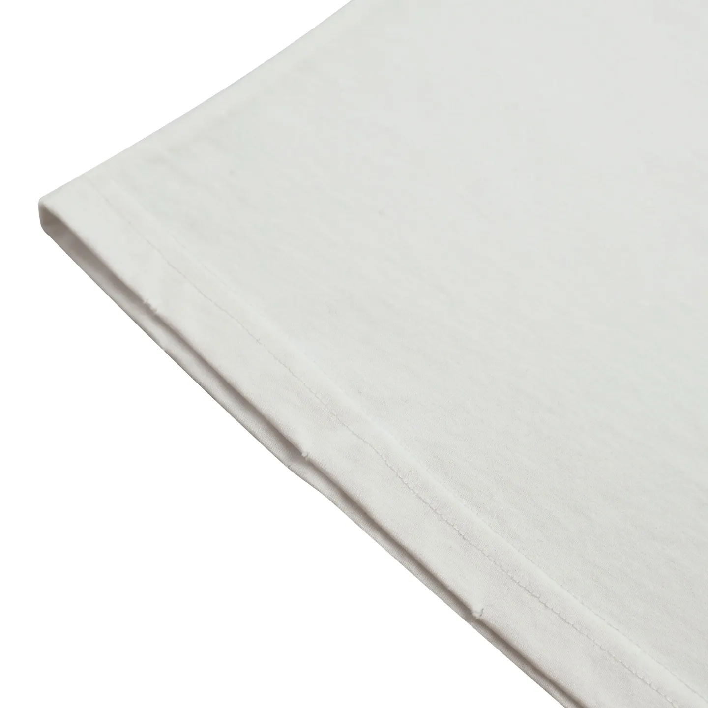 🅿️260 exclusive supply] CD distressed printed short-sleeves (white) originally purchased at 7700, made of 10S encrypted and reinforced 250G cotton and linen fabrics, with 26S1×1 threads. The printing effect has a subtle blur design effect, and the film screen is made of extremely fine gauze material. The points are adjusted and depicted on the film based on the actual object, and the restoration is difficult to produce. High-density dot printing is combined with specially adjusted dot glue, and the paste is fine and has good mesh passing properties. The pieces are designed with washed holes and irregular openings all over the body, giving simple garments a rebellious sense of destruction. The stone grinding washing process locates the holes, and the ready-to-wear products use the stone grinding machine laser positioning to manually destroy the wear effect. Every wear and tear is made by hand, so that the natural wear and tear of the fabric achieves the most harmonious visual effect. After being washed by stone grinding, it can show a rich retro atmosphere. The classic round neck is a loose fit, the upper body is crisp and stylish, the color is simple, it is classic, durable and versatile, the hem has a slit design, and the printing position is in the upper center, which can enhance the visual center of gravity and effectively elongate the body proportions. Size:S-M-L