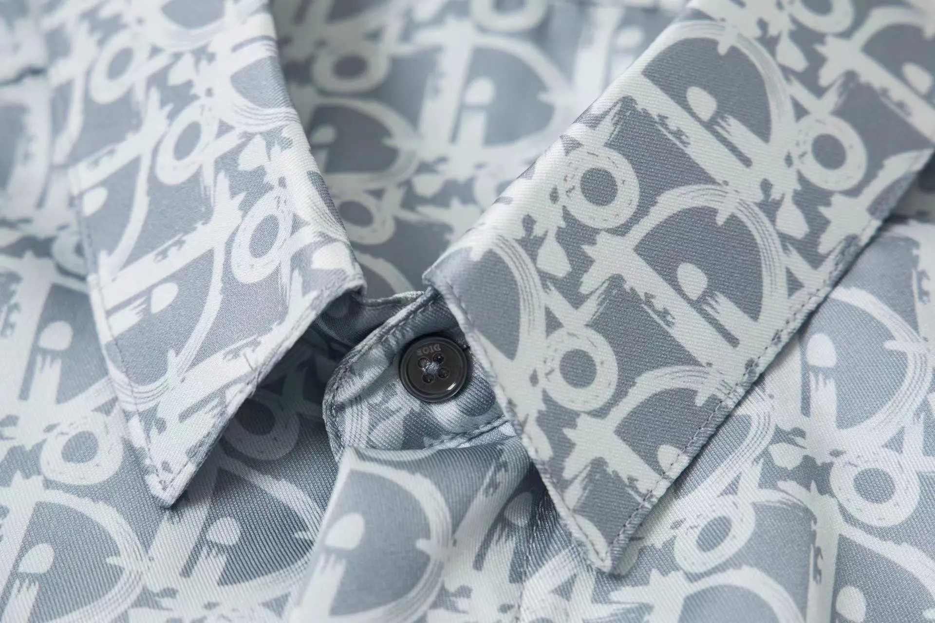 🅿️320 DIOR presbyopia all-over printed satin shirt Process description: The texture of the fabric is skin-friendly and comfortable. Pay attention to the distinction. The fabric characteristics are not easy to wrinkle. The dyeing yarn 100% restores the original color. It can be matched with the same style to create a fashionable look and control various occasions. Customized accessories, complete three standards, same style for men and women! Size: 46 48 50 52