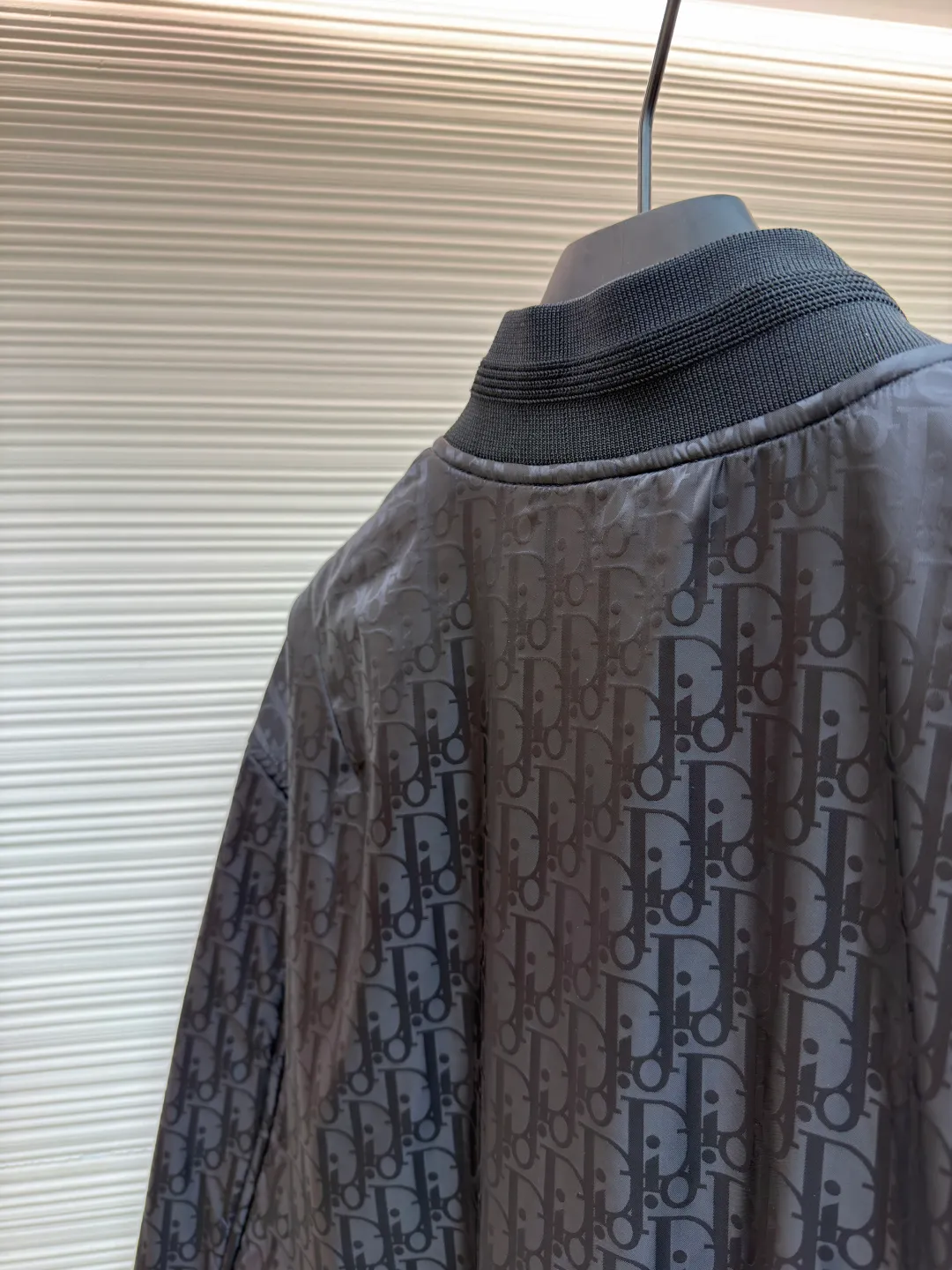 Dior flight jacket ●Original version: Purchased and developed for 21000 ●Item number: 1680817-C10 ●Fabric: nylon fabric ●Technology: Printing ●Version: Fitted version ●Weight: about 570 grams ●Size: 46-48-50-52 ●Description: This aviator is carefully made of jacquard technical fabric and decorated with a Diamond pattern throughout, which was designed by Marc Bohan. Bohan) in 1974, it reinterprets the initials with a three-dimensional line diamond pattern. It has a casual and classic silhouette with ribbed collar, cuffs and hem. The comfortable tailoring highlights the sporty style. It can be matched with and create a sophisticated casual look. It is decorated with Diamond jacquard pattern all over. Two-way zipper closure with engraving. Dr logo zipper pull, side welt pockets, ribbed collar, cuffs and hem👍. There are five colors to choose from. The shape is handsome and generous. It is the same style for men and women. Highly recommended! The overall wiring is straight and delicate, the fabric is comfortable and soft, and the color is consistent without color difference. It can be matched with the same style to create a fashionable look and control various occasions. Customized accessories, complete with three standards, same style for men and women!