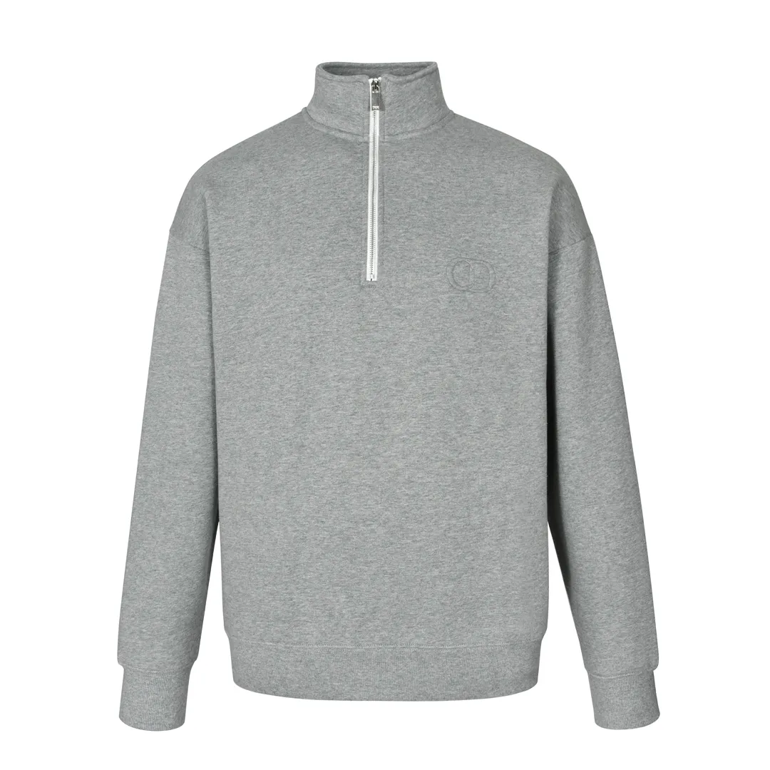 🅿️400 CD 24FW logo embroidered half-zip stand collar sweatshirt (grey) Originally purchased for 21,000, the fabric is made of 360g custom-dyed floral gray fleece fabric. The inner velvet layer is white. It is a double-spliced fabric with a thick, smooth and delicate texture. The splicing threads are custom-woven flat knitting threads. The CD logo pattern is decorated on the chest. The board is custom-dyed matte embroidery thread with Tajima machine 10,000-needle embroidery. Precision needle embroidery technology, the embroidery is very fine and dense, and the letter pattern outlines the design clearly. The molded No. 5 slider and European tooth pulls are matched with a stand-up collar design. The overall style is high-end and retro, with a fitted and straight cut. The three-label accessories are complete, and the upper body is casual and versatile. Size:S-M-L-XL