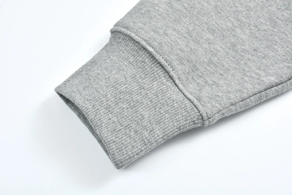 🅿️400 CD 24FW logo embroidered half-zip stand collar sweatshirt (grey) Originally purchased for 21,000, the fabric is made of 360g custom-dyed floral gray fleece fabric. The inner velvet layer is white. It is a double-spliced fabric with a thick, smooth and delicate texture. The splicing threads are custom-woven flat knitting threads. The CD logo pattern is decorated on the chest. The board is custom-dyed matte embroidery thread with Tajima machine 10,000-needle embroidery. Precision needle embroidery technology, the embroidery is very fine and dense, and the letter pattern outlines the design clearly. The molded No. 5 slider and European tooth pulls are matched with a stand-up collar design. The overall style is high-end and retro, with a fitted and straight cut. The three-label accessories are complete, and the upper body is casual and versatile. Size:S-M-L-XL