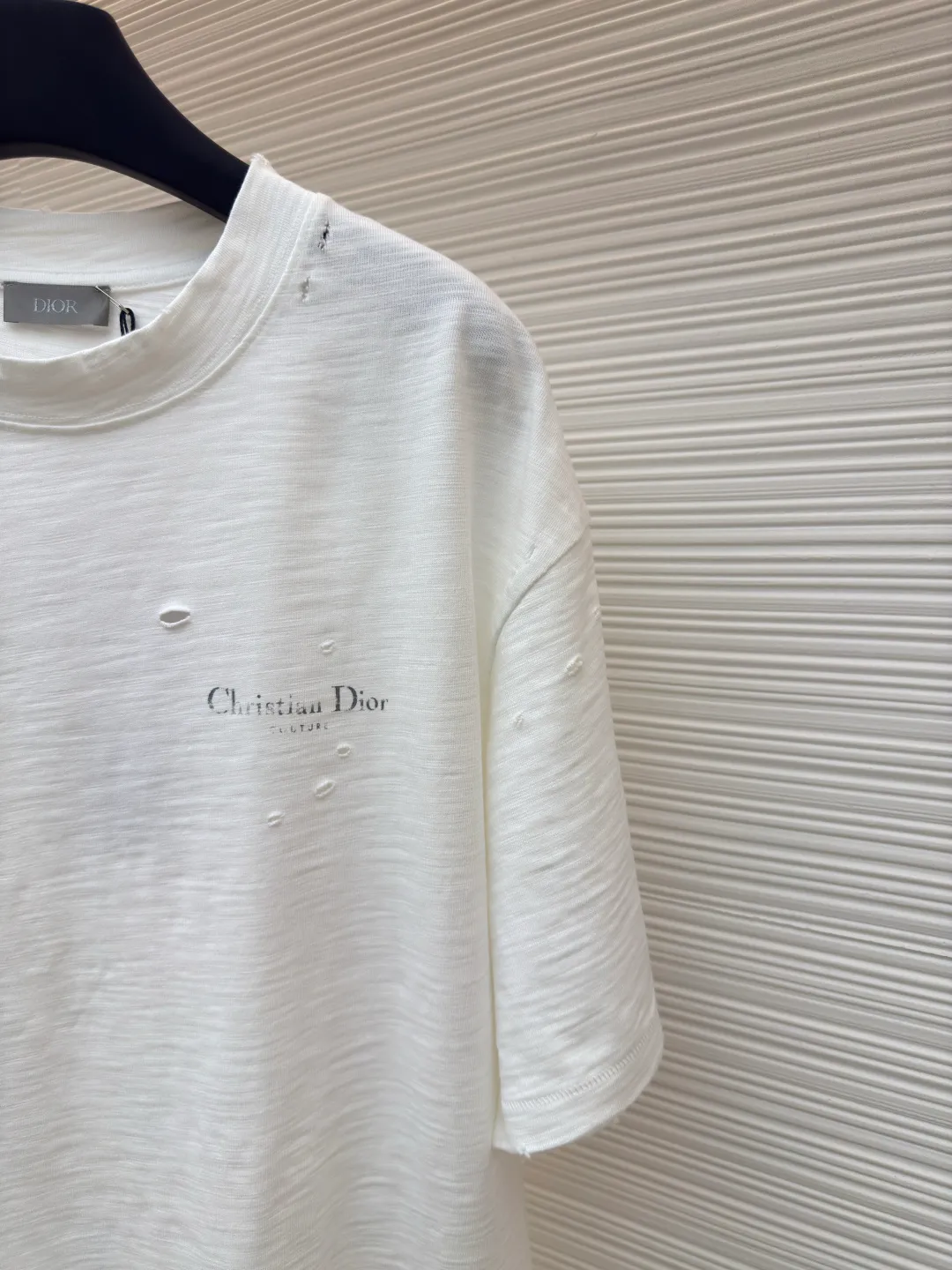 Dior hole letter printed T-shirt ●Authentic product: 8400 purchased and developed ●Item number: 1680534-A35 ●Fabric: slub plain fabric ●Technology: Printing ●Version: Fitted version ●Weight: about 420 grams ●Size: XS-S-M-L ●Description: Fabric used The round collar is positioned on a flat car, and the front and rear panels are printed with hand-plated screen glue. The film is engraved with laser dots to create the effect of hollowing out and missing letters. The side of the garment is designed to be bifurcated by a flat car. The hem of the front and rear panels is cut using a special toe-picking machine to create a hollow effect on the surface. The entire garment is manually positioned and cut with holes, and the garment is fermented and washed to create a nostalgic effect. The overall workmanship is very complicated. The embroidery is made with heat-capacitive glue and needs to be hot-glued to ensure quality. The checkerboard pattern needs to be positioned correctly, so the speed is relatively slow. Each process of the entire garment is slow and time-consuming. The overall wiring is straight and delicate, the fabric is comfortable and soft, and the color is consistent without color difference. It can be matched with the same style to create a fashionable look, and can be used in various occasions. Customized accessories, three complete standards, the same style for men and women!