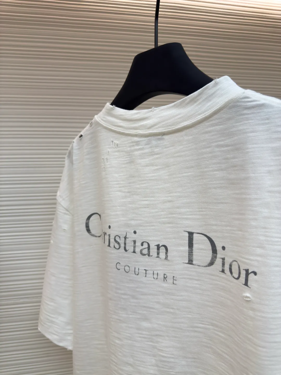 Dior hole letter printed T-shirt ●Authentic product: 8400 purchased and developed ●Item number: 1680534-A35 ●Fabric: slub plain fabric ●Technology: Printing ●Version: Fitted version ●Weight: about 420 grams ●Size: XS-S-M-L ●Description: Fabric used The round collar is positioned on a flat car, and the front and rear panels are printed with hand-plated screen glue. The film is engraved with laser dots to create the effect of hollowing out and missing letters. The side of the garment is designed to be bifurcated by a flat car. The hem of the front and rear panels is cut using a special toe-picking machine to create a hollow effect on the surface. The entire garment is manually positioned and cut with holes, and the garment is fermented and washed to create a nostalgic effect. The overall workmanship is very complicated. The embroidery is made with heat-capacitive glue and needs to be hot-glued to ensure quality. The checkerboard pattern needs to be positioned correctly, so the speed is relatively slow. Each process of the entire garment is slow and time-consuming. The overall wiring is straight and delicate, the fabric is comfortable and soft, and the color is consistent without color difference. It can be matched with the same style to create a fashionable look, and can be used in various occasions. Customized accessories, three complete standards, the same style for men and women!