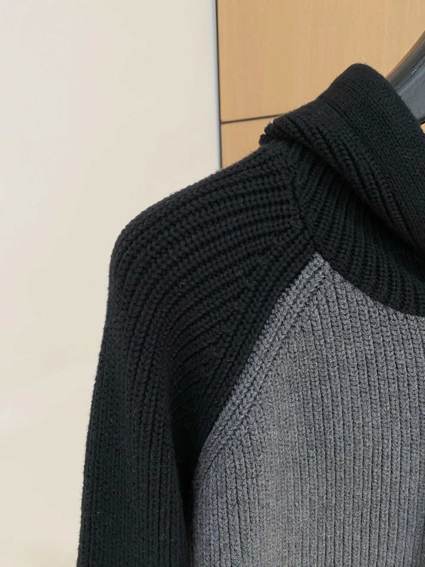 🅿️540 【DIOR】Autumn and winter classic cardigan sweater, in full condition! ! ! Wool blended fabric, the latest model in 2025, golden ratio! ! Slim-fitting soft gold, versatile and practical item, the combination and practicality are extremely powerful, simple and elegant, and classy! To create your own style, it is highly recommended to buy it in two colors. The standard slim fit tailoring process is suitable for both young and old men. It is knitted from wool and will not cause any discomfort! While keeping warm, it is stylish, textured and wearable, and the classic logo with contrasting colors on the chest feels in place! ! Recommended for regular customers! ! Size M-3XL (maximum wear: 190 pounds)