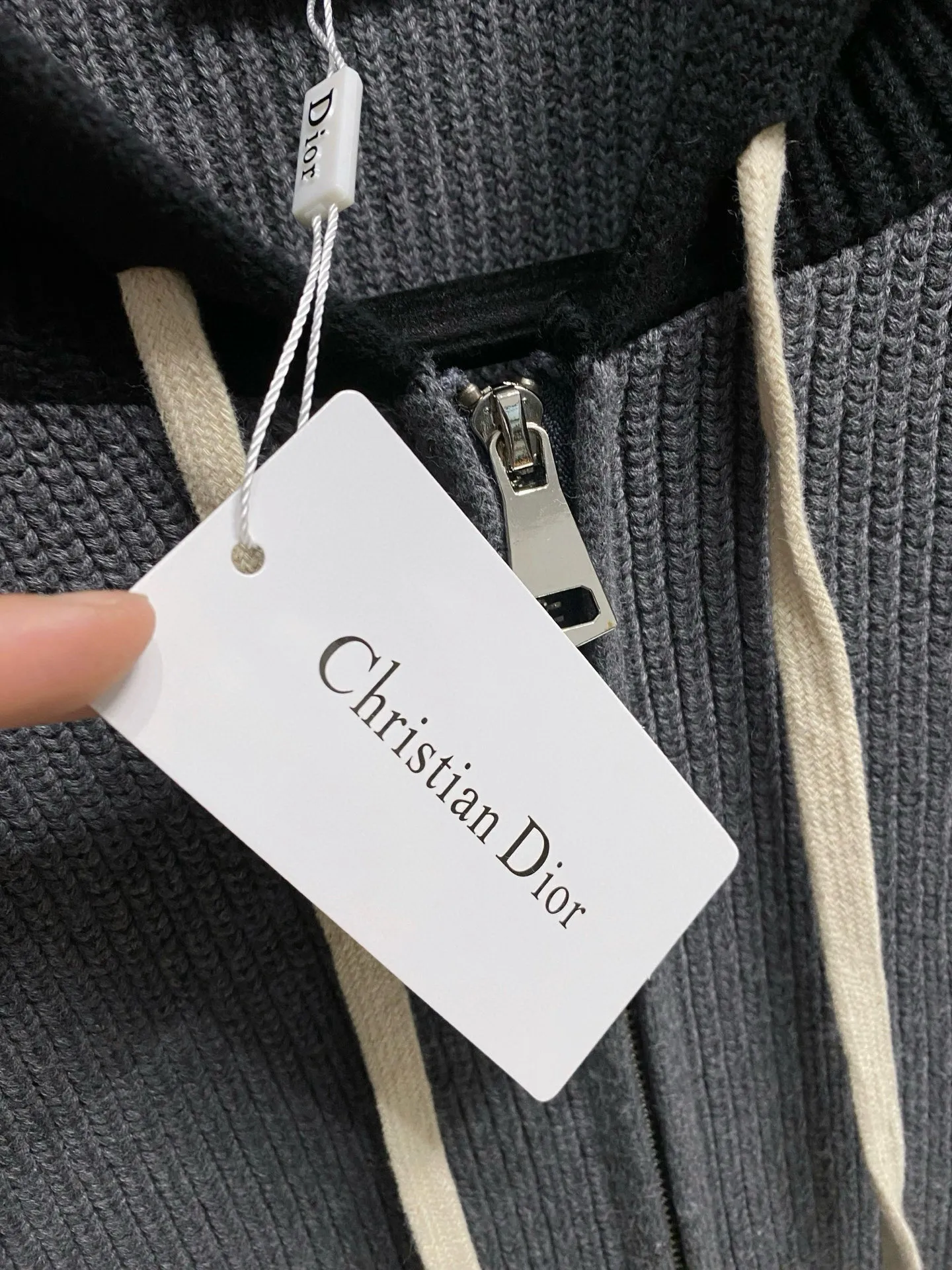 🅿️540 【DIOR】Autumn and winter classic cardigan sweater, in full condition! ! ! Wool blended fabric, the latest model in 2025, golden ratio! ! Slim-fitting soft gold, versatile and practical item, the combination and practicality are extremely powerful, simple and elegant, and classy! To create your own style, it is highly recommended to buy it in two colors. The standard slim fit tailoring process is suitable for both young and old men. It is knitted from wool and will not cause any discomfort! While keeping warm, it is stylish, textured and wearable, and the classic logo with contrasting colors on the chest feels in place! ! Recommended for regular customers! ! Size M-3XL (maximum wear: 190 pounds)