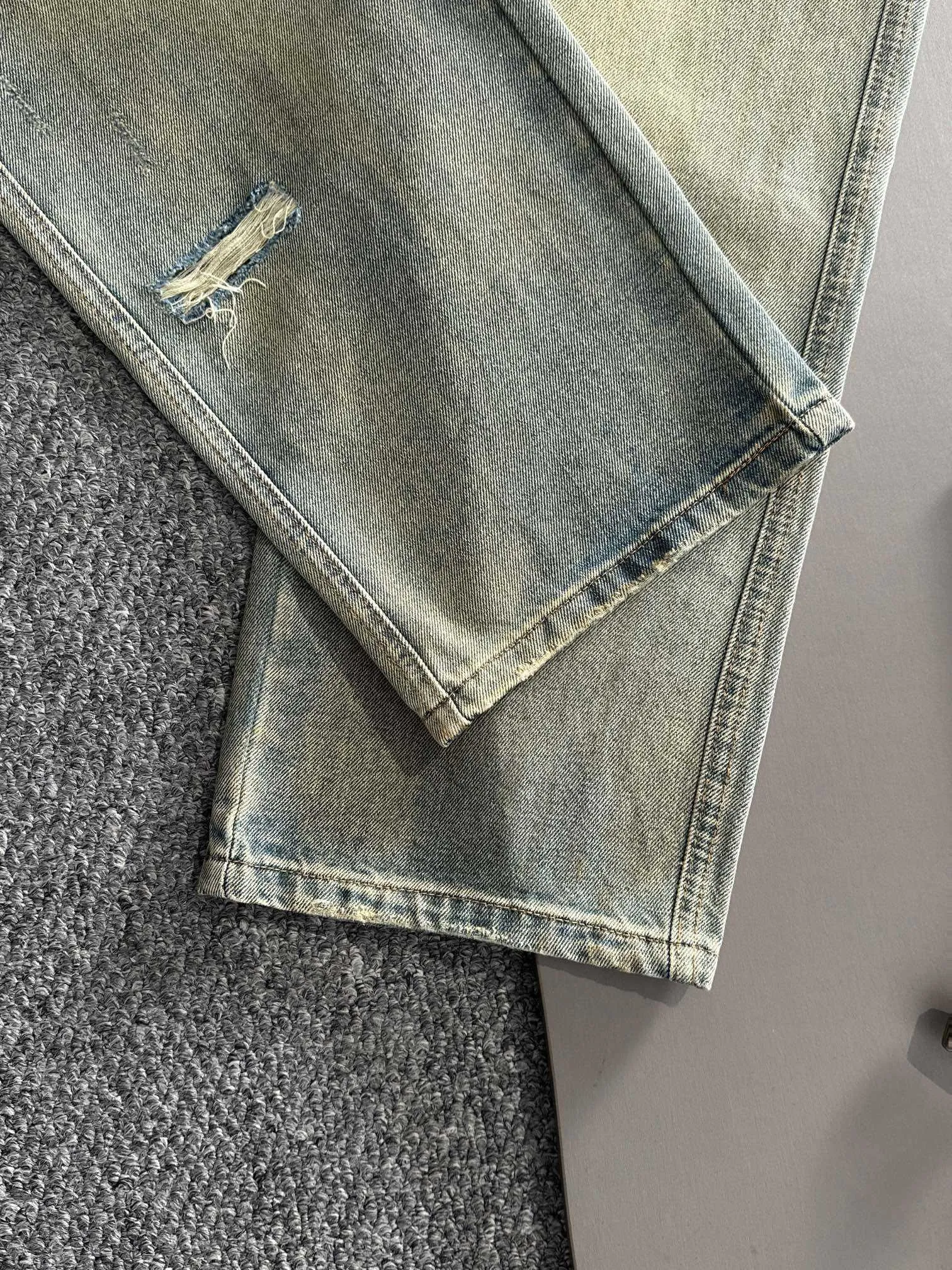 🅿️380 Dior 2025 four-season loose jeans and wide-leg trousers, the trend in the trend! Many fashion bloggers control the upper body. The water is woven from imported Japanese Denim plain cotton denim fabric. It has three standards, is soft, delicate, comfortable and breathable. The color has a modern and fashionable vicissitudes. The upper body is versatile and fashionable! Light luxury, a must-have item for daily commuting! Size: S-3XL (please state your height and weight when placing an order)