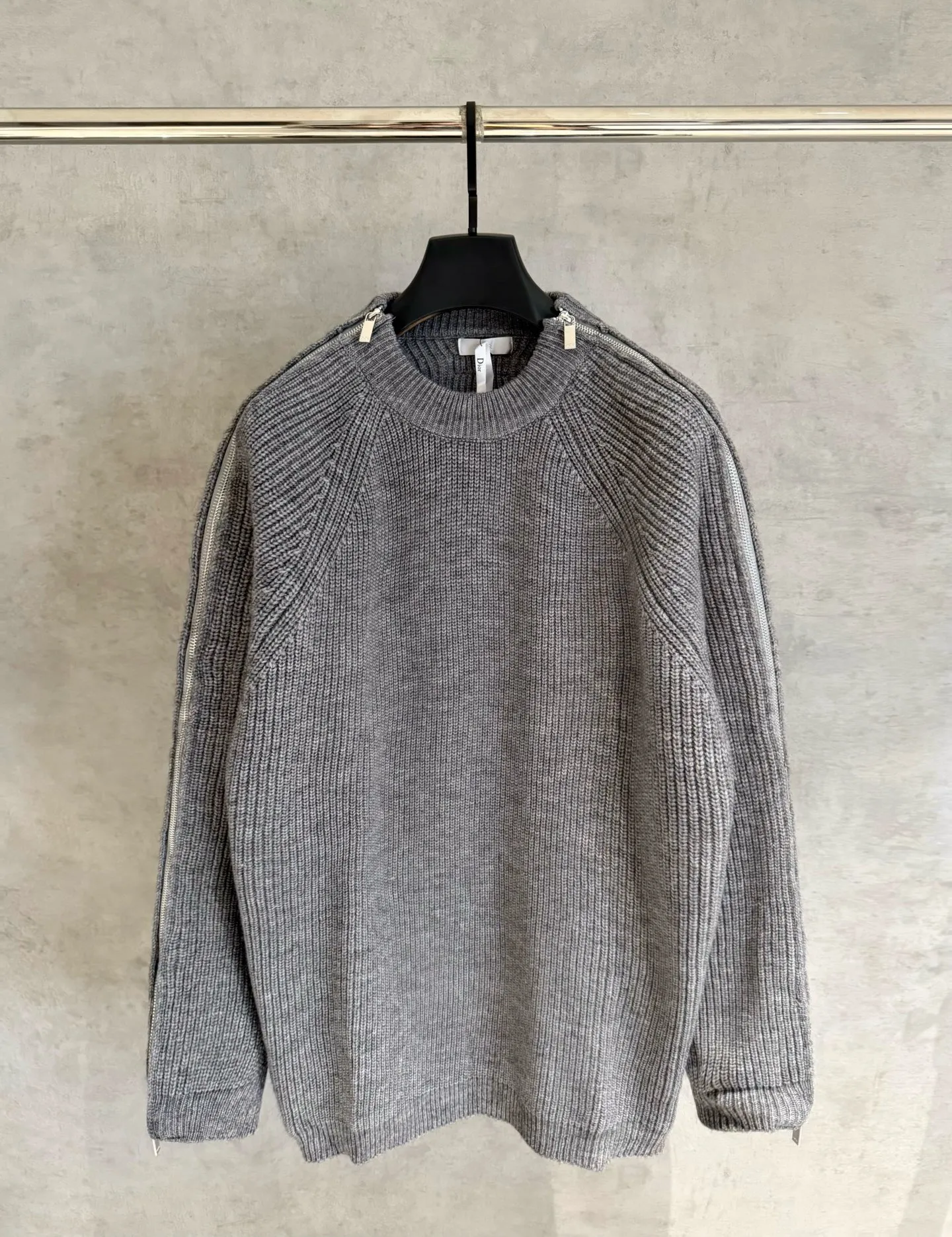 🅿️420 [Strict quality control] Dio*Dior's new autumn and winter men's series new sweatshirts. Zippers on both sides of the shoulders highlight fashion style. Zip closures at the sleeves add a trendy touch, and a Christian Dior Couture patch accents the back. The slightly raised collar pairs well with jeans or shorts for a stylish look! Same style for men and women Color: black, white and gray Size: M-2Xl