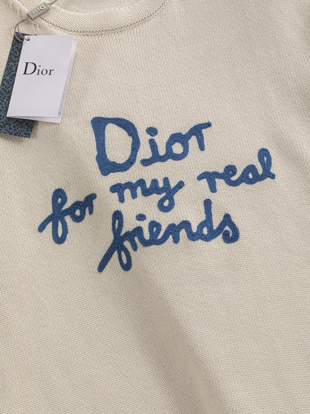🅿️330 Dior Dior micro wide version CD micro wide version S-Xl 25ss forever unbeatable classic style permanent boutique counter timeless classic style CD chest letters hand-painted signature 🪡 embroidered logo round neck sweater heavy craftsmanship same style for men and women cotton blended terry jersey fabric, carefully crafted with beige cashmere cable knit fabric, reinterprets the classic cannage pattern with exquisite details. 50% wool content yarn 35% cashmere 15% synthetic fiber Original development This comes from the 2025 limited series. The full logo jacquard sweater highlights the classic Obliave flower. It is matched with an S-shaped round neck and topstitching. It is unique. The whole body is decorated with obliqve jacquard. The ribbed round neck is matched with ⭕️ shaped topstitching, customized accessories, and the whole body is customized and developed according to the y board... It has three complete standards and can control various styles. To Dior Salute to a historic year! Coupled with the blessing of full-flower cotton material, both the upper body comfort and the existence are unparalleled. It can be said to be a must-have companion in summer. The excellent breathability and comfortable wearing feeling are unparalleled~ Recommended! ! Same style for men and women! Color: Blue White Size: S-XL Size chart: S: Shoulder width 41-Bust 51-Length 66 M: Shoulder width 43-Bust 53-Length 68 L: Shoulder width 45-Bust 55-Length 70 XL: Shoulder width 47-Bust 57-Length 72