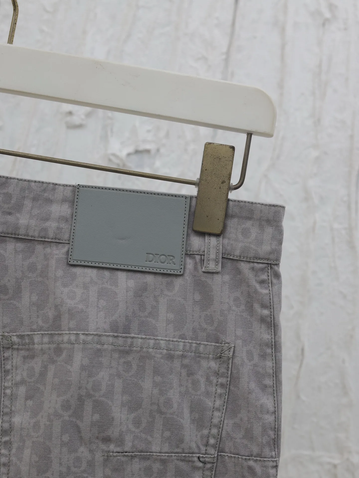 🅿️400 Dio*/Dior 2025SS new spring and summer cotton denim shorts. Classic presbyopia reinterpretation, inspired by ancient Japanese textile crafts. Made of cotton denim fabric, engraved button opening and closing placket. Low-key light gray design style. Size: 46/48/50/52