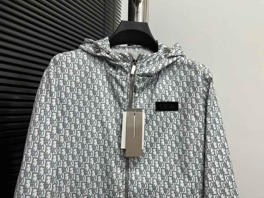 🅿️510 (high quality) with dust bag [Dior] Dior 2024 latest new hooded jacket high-end jacquard version! Trendy and fashionable casual jacket, suitable for both men and women! Precise and high-quality jacquard technology integrates the logo and fabric into one, with high breathability and comfort, impeccable details, and brand element design concept, reflecting high quality. Presenting a casual cut, the upper body has a great shape. Size: 46-48-50-52-54
