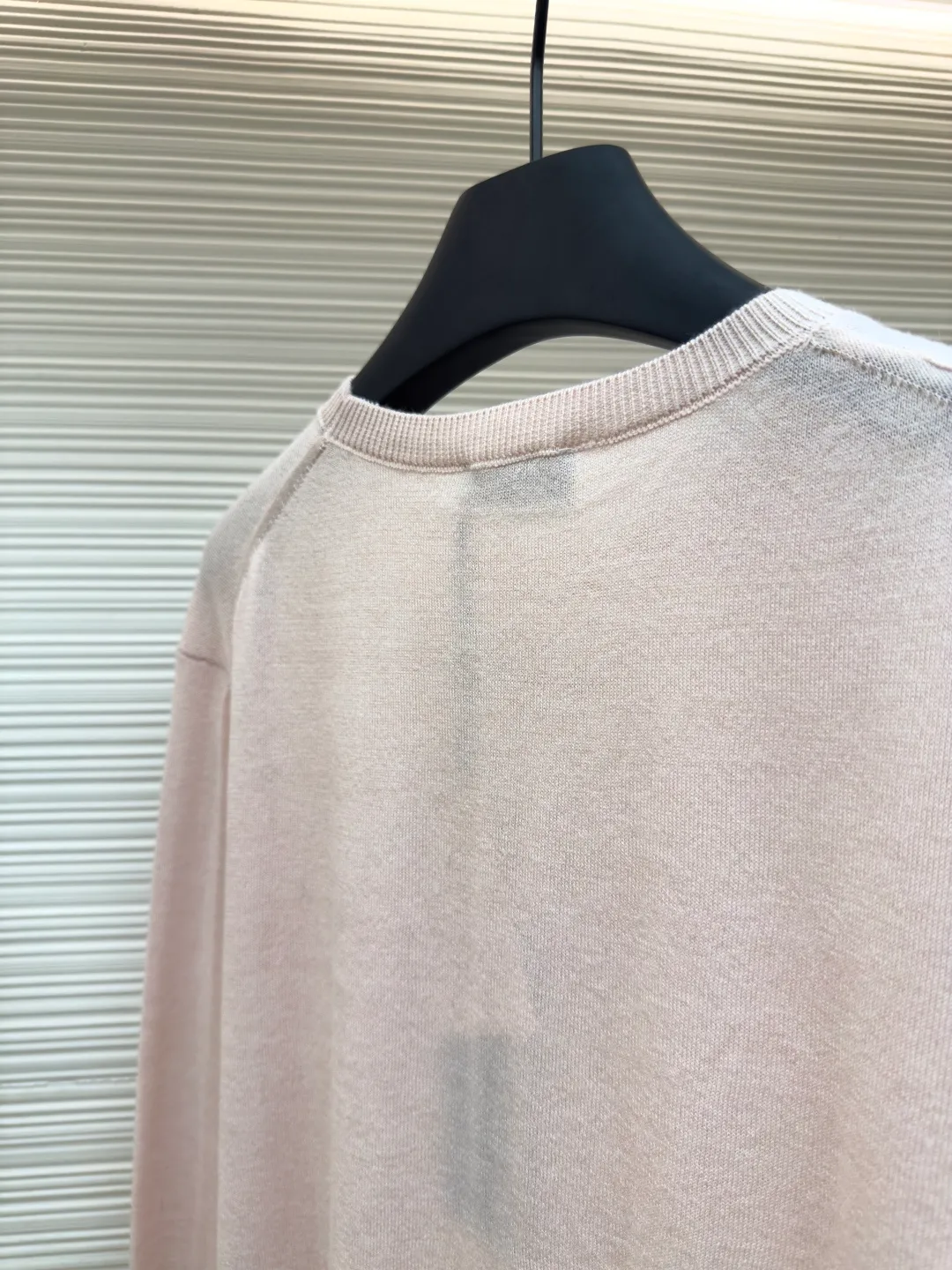 Dior small label round neck woolen long sleeves ●Original version: Purchased and developed by 9233 ●Item number: 1680718-A60 ●Material: wool fabric ●Technology: knitted production ●Version: fitted version ●Weight: about 240 grams ●Size: XS-S-M-L ●Description: Selected dyeing wool knitted plain fabric. The plain knitted structure ensures the fabric is tight, flat and has good elasticity, and is not easy to loose and deform. The high-grade wool material brings an extremely soft, skin-friendly and delicate touch, while also having natural warmth and breathability. The unique glossy and soft texture fully reflects the texture of the fabric. "Paris" on the label emphasizes the brand's French origins and fashion tradition; it is presented through the jacquard woven label process, reflecting the brand's pursuit of advanced craftsmanship and classic aesthetics. The brand text/pattern is woven directly into the label through a digital jacquard loom. The texture is clear and the edges are burr-free. Compared with ordinary printed labels, it is more three-dimensional and durable. Made of high-count cotton material, it ensures a soft touch while maintaining stiffness; the classic white background is interspersed with black text, which enhances the quality through the luster of the yarn itself. Rib knitting technology is applied to the round neck, cuffs and hem to provide excellent elastic recovery; ensuring that these key parts will not loosen easily after long-term wear and remain crisp and stylish. The overall shape is likely to be a classic fit or a slightly loose cut, which is designed to ensure comfort and smoothly outline the silhouette. The overall wiring is straight and delicate, the fabric is comfortable and soft, and the color is consistent without color difference. It can be matched with the same style to create a fashionable look and control various occasions. Customized accessories, complete with three standards, same style for men and women!