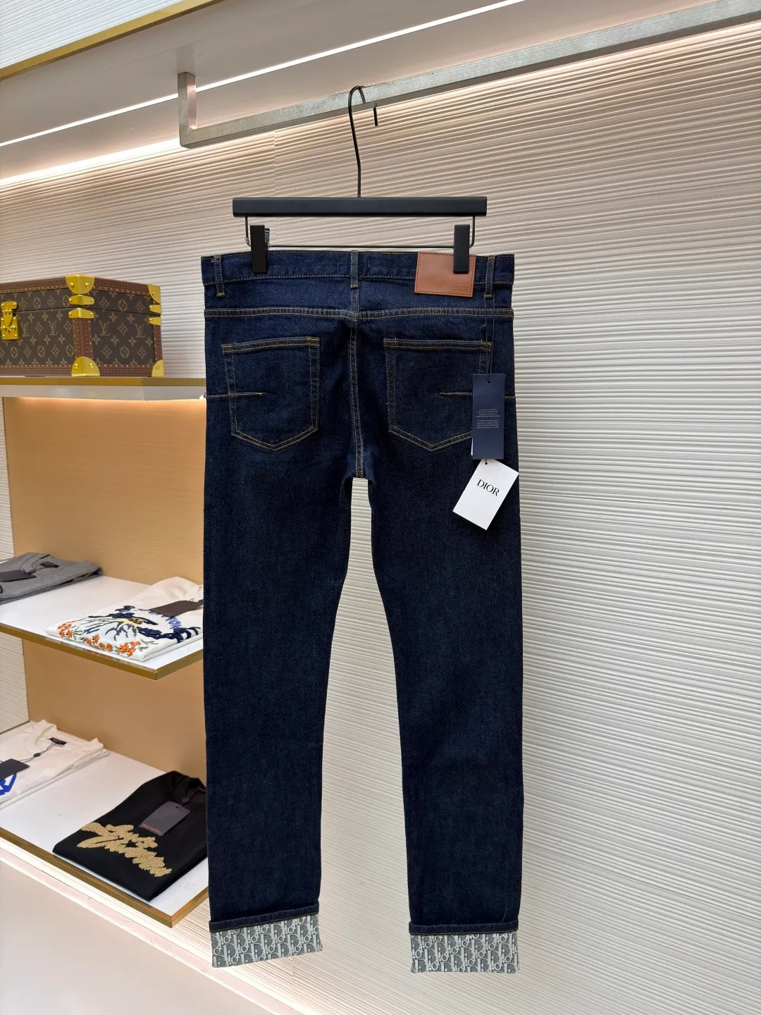 DIOR Dior Presbyopia printed jeans ●Original version: Purchased and developed by 7199 ●Item number: 1681351-B25 ●Fabric: denim fabric ●Technology: Printing ●Color: Navy blue ●Version: Fitted version ●Weight: about 725 grams ●Size: 30-31-32-33-34-36 ●Description: Lined presbyopia denim jacket with a retro and modern feel. The same color denim with light-color letter loop printing is recommended for men and women. It has a very upright version and the classic CD pattern on the inside is so beautiful. The overall wiring is straight and delicate, the fabric is comfortable and soft, and the color is consistent without color difference. It can be matched with the same style to create a fashionable look and control various occasions. Customized accessories, complete with three standards, same style for men and women!