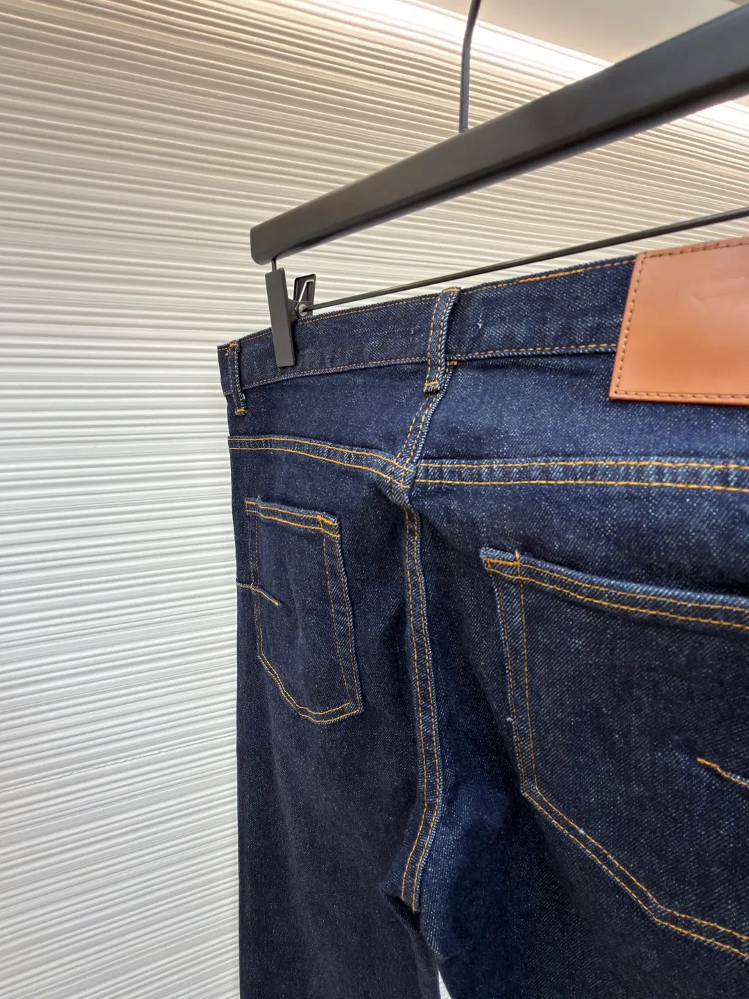 DIOR Dior Presbyopia printed jeans ●Original version: Purchased and developed by 7199 ●Item number: 1681351-B25 ●Fabric: denim fabric ●Technology: Printing ●Color: Navy blue ●Version: Fitted version ●Weight: about 725 grams ●Size: 30-31-32-33-34-36 ●Description: Lined presbyopia denim jacket with a retro and modern feel. The same color denim with light-color letter loop printing is recommended for men and women. It has a very upright version and the classic CD pattern on the inside is so beautiful. The overall wiring is straight and delicate, the fabric is comfortable and soft, and the color is consistent without color difference. It can be matched with the same style to create a fashionable look and control various occasions. Customized accessories, complete with three standards, same style for men and women!