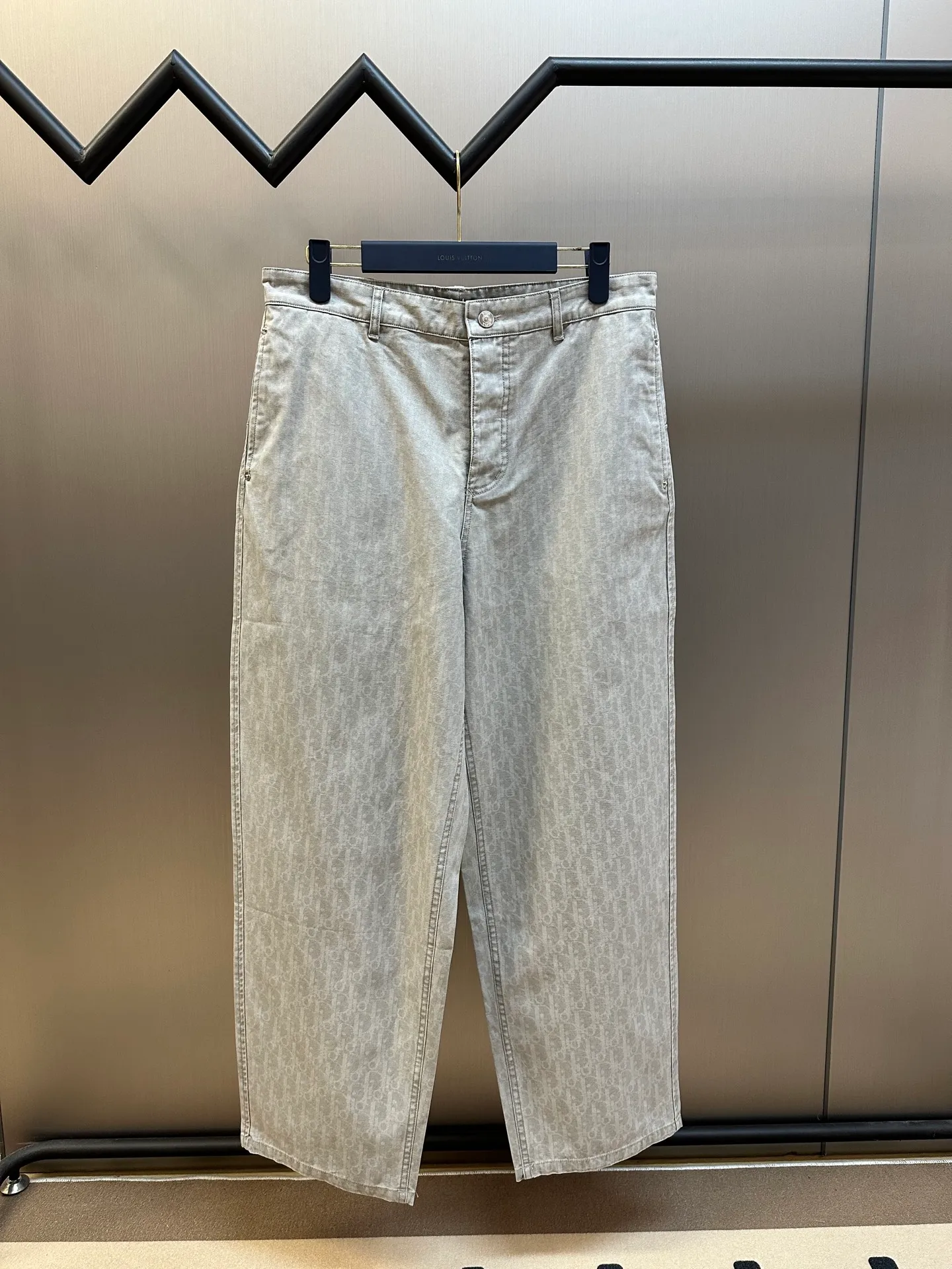 🅿️560 Dior space-dyed yarn discharge printing trousers. The fabric is made of 40s double-strand fine beaded sail cotton, made with batik technology. The open-circle mesh CD letter pattern uses imported slurry and active discharge printing process. The garments are washed with enzyme rollers. It comes with an aluminum alloy disc I-shaped buckle with letters and a flat car sticker on the back waist. Genuine embossed leather plate size: 44.46.48.50