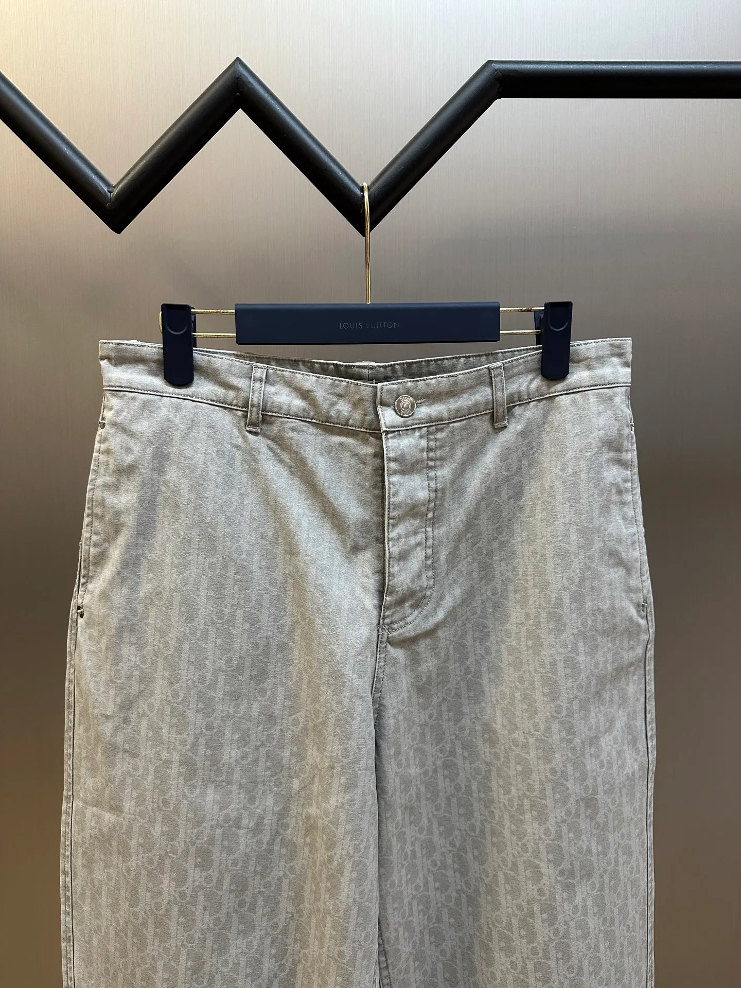 🅿️560 Dior space-dyed yarn discharge printing trousers. The fabric is made of 40s double-strand fine beaded sail cotton, made with batik technology. The open-circle mesh CD letter pattern uses imported slurry and active discharge printing process. The garments are washed with enzyme rollers. It comes with an aluminum alloy disc I-shaped buckle with letters and a flat car sticker on the back waist. Genuine embossed leather plate size: 44.46.48.50